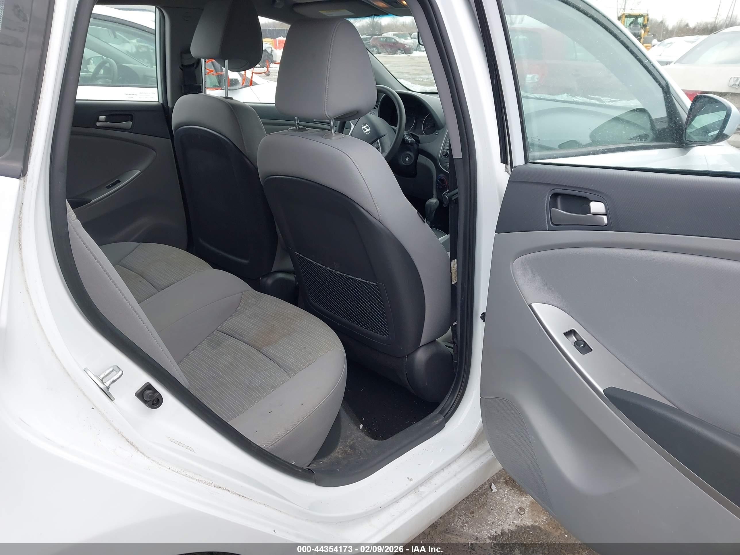 HYUNDAI ACCENT image 8