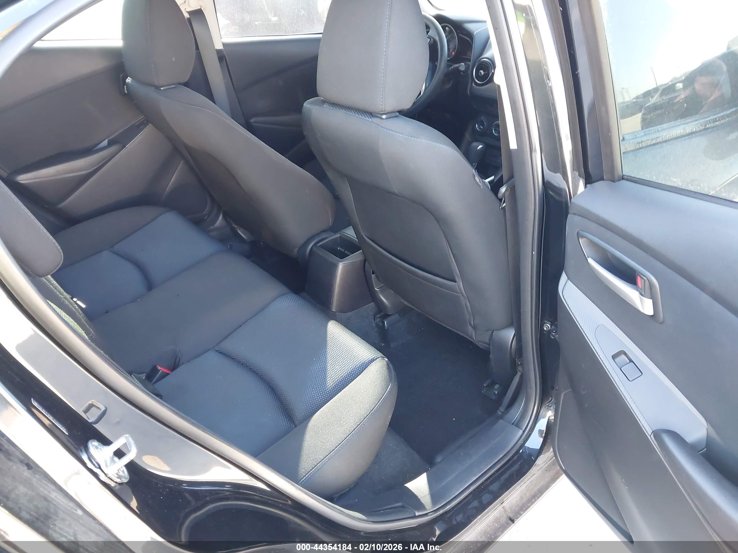 TOYOTA YARIS image 8