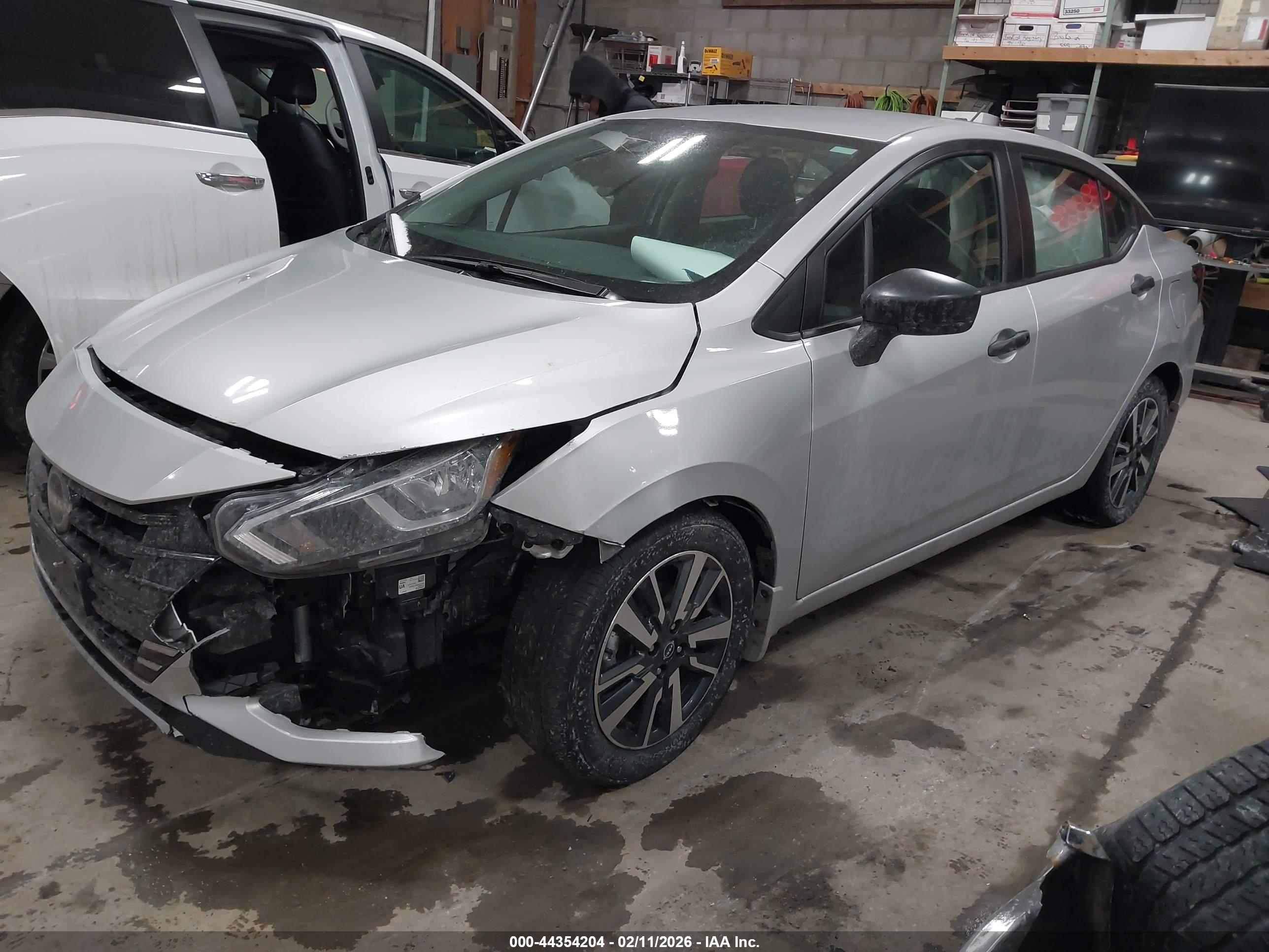 NISSAN VERSA image 2