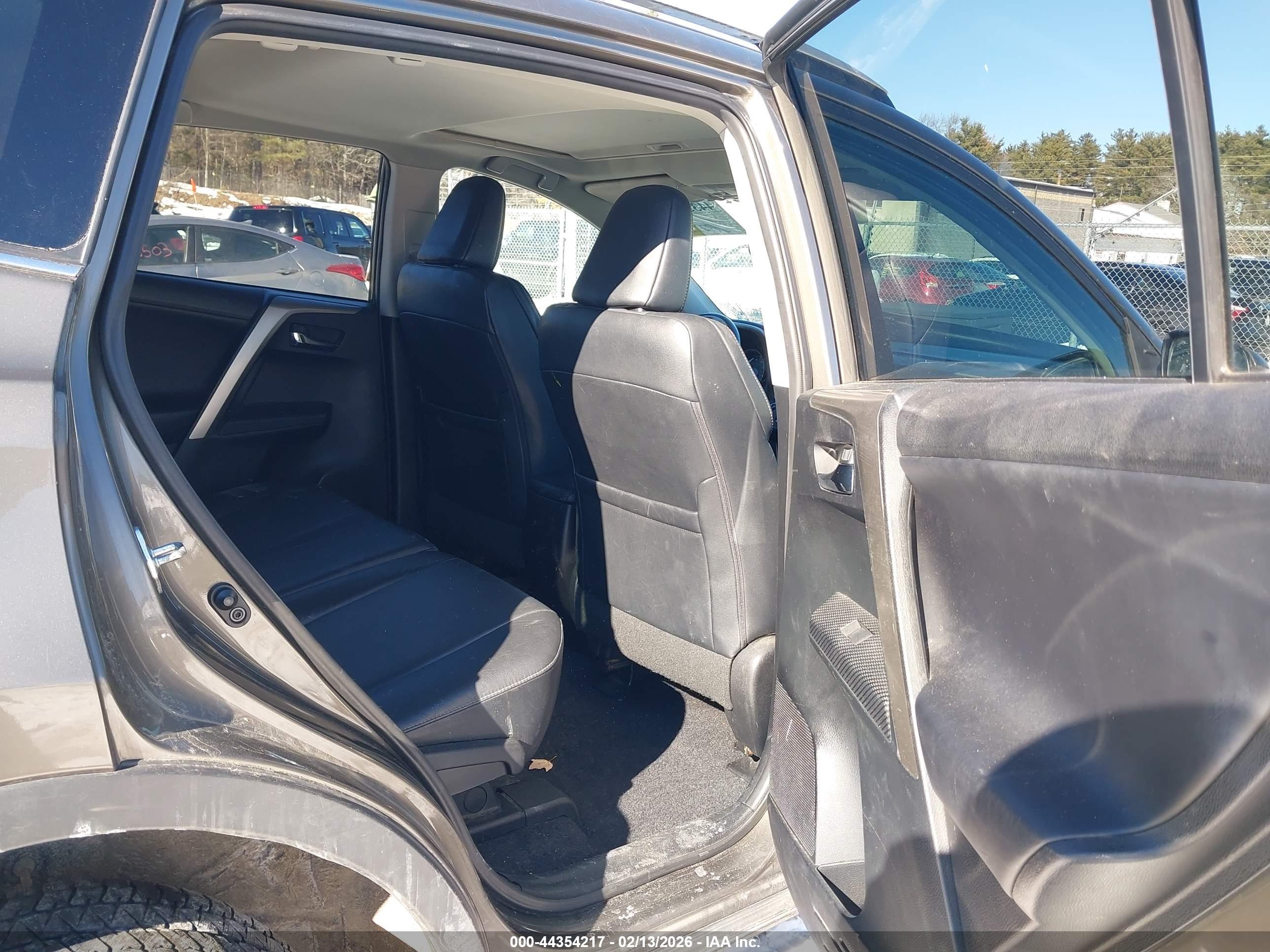 TOYOTA RAV4 image 8