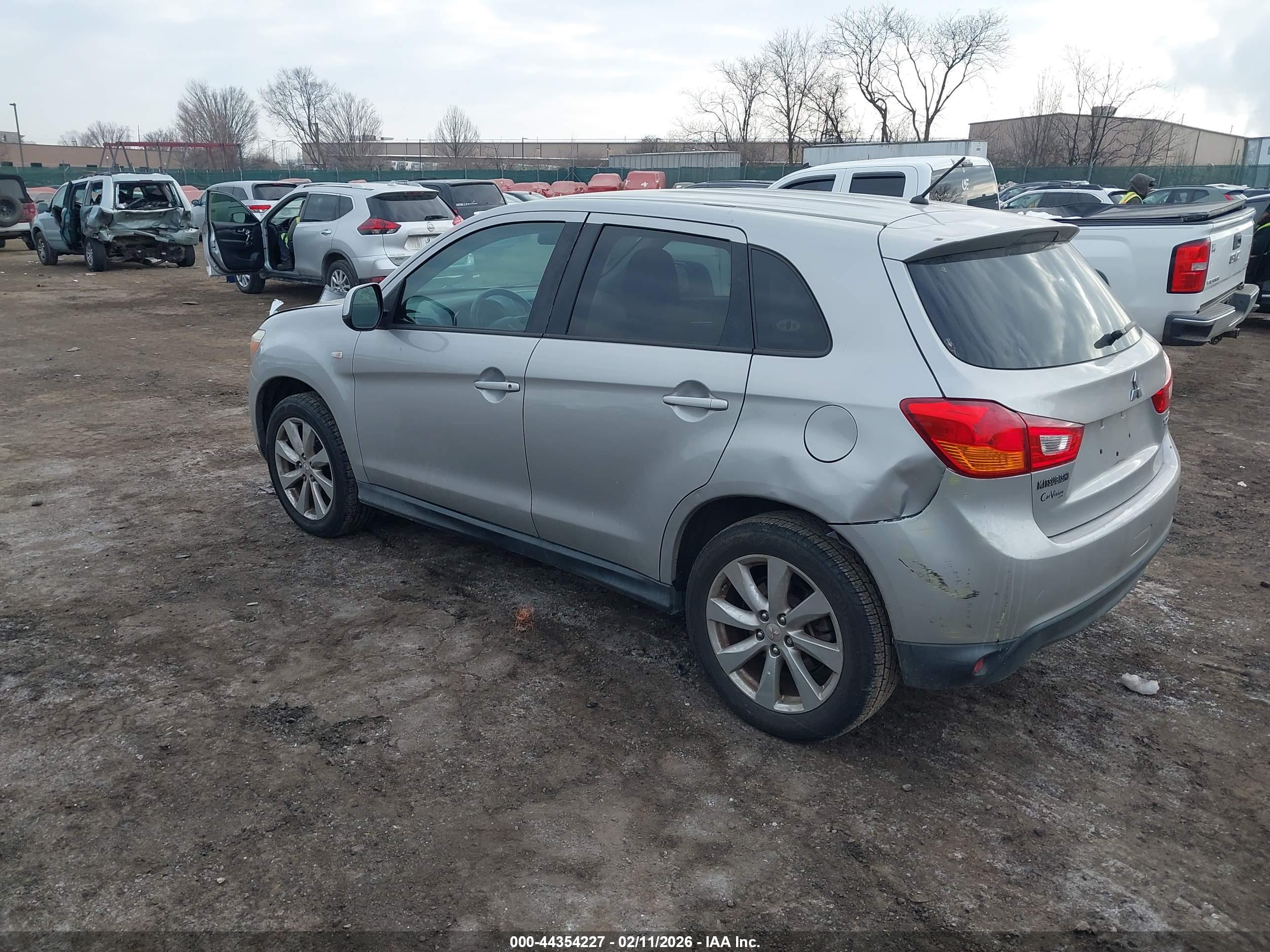 MITSUBISHI OUTLANDER image 3
