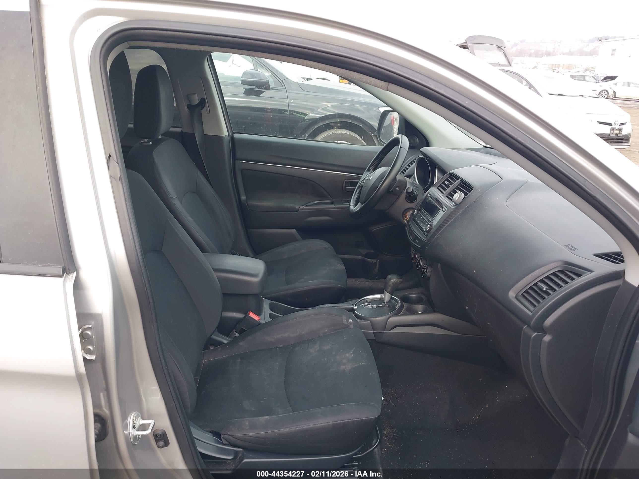 MITSUBISHI OUTLANDER image 5