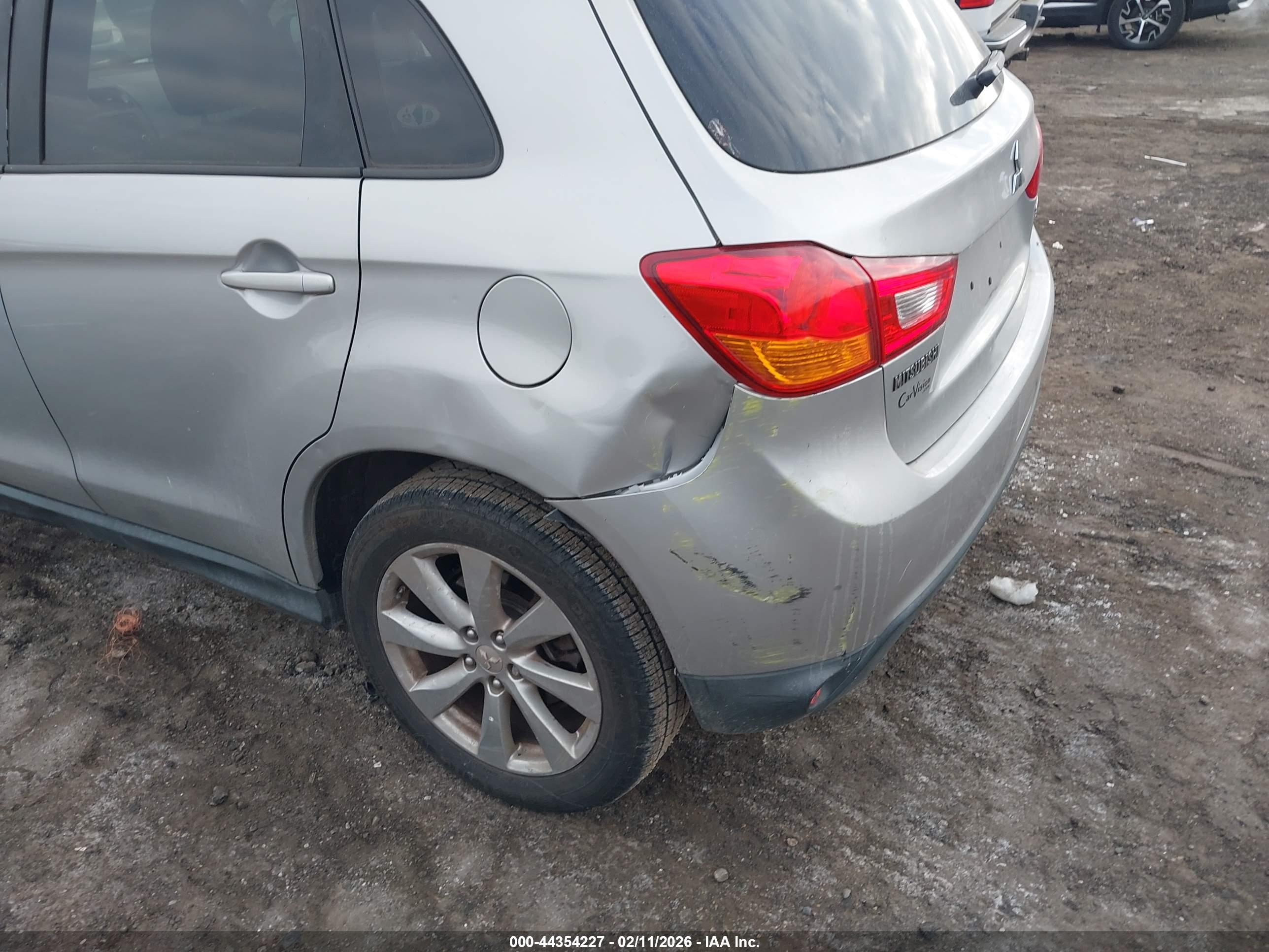 MITSUBISHI OUTLANDER image 6