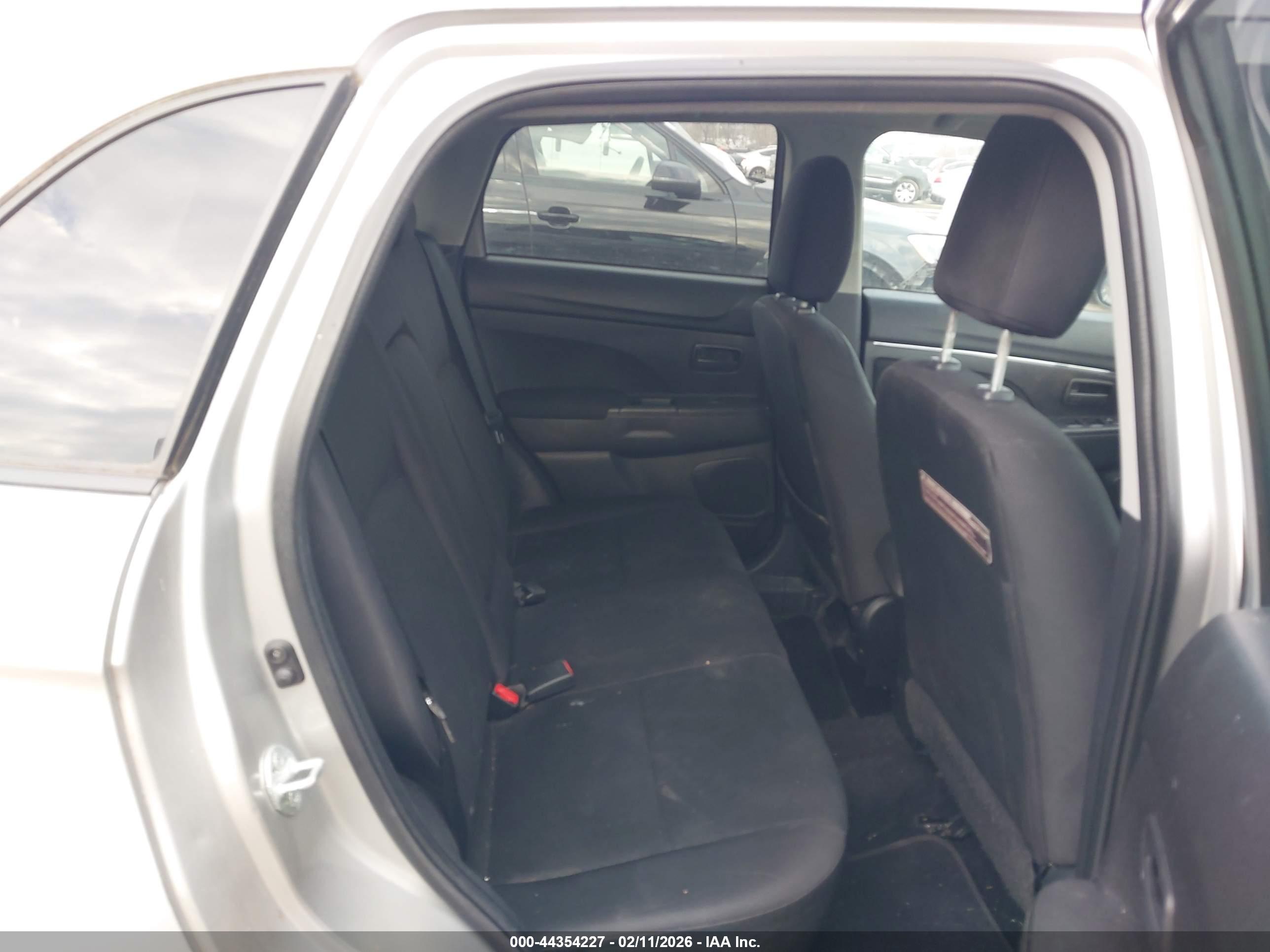 MITSUBISHI OUTLANDER image 8