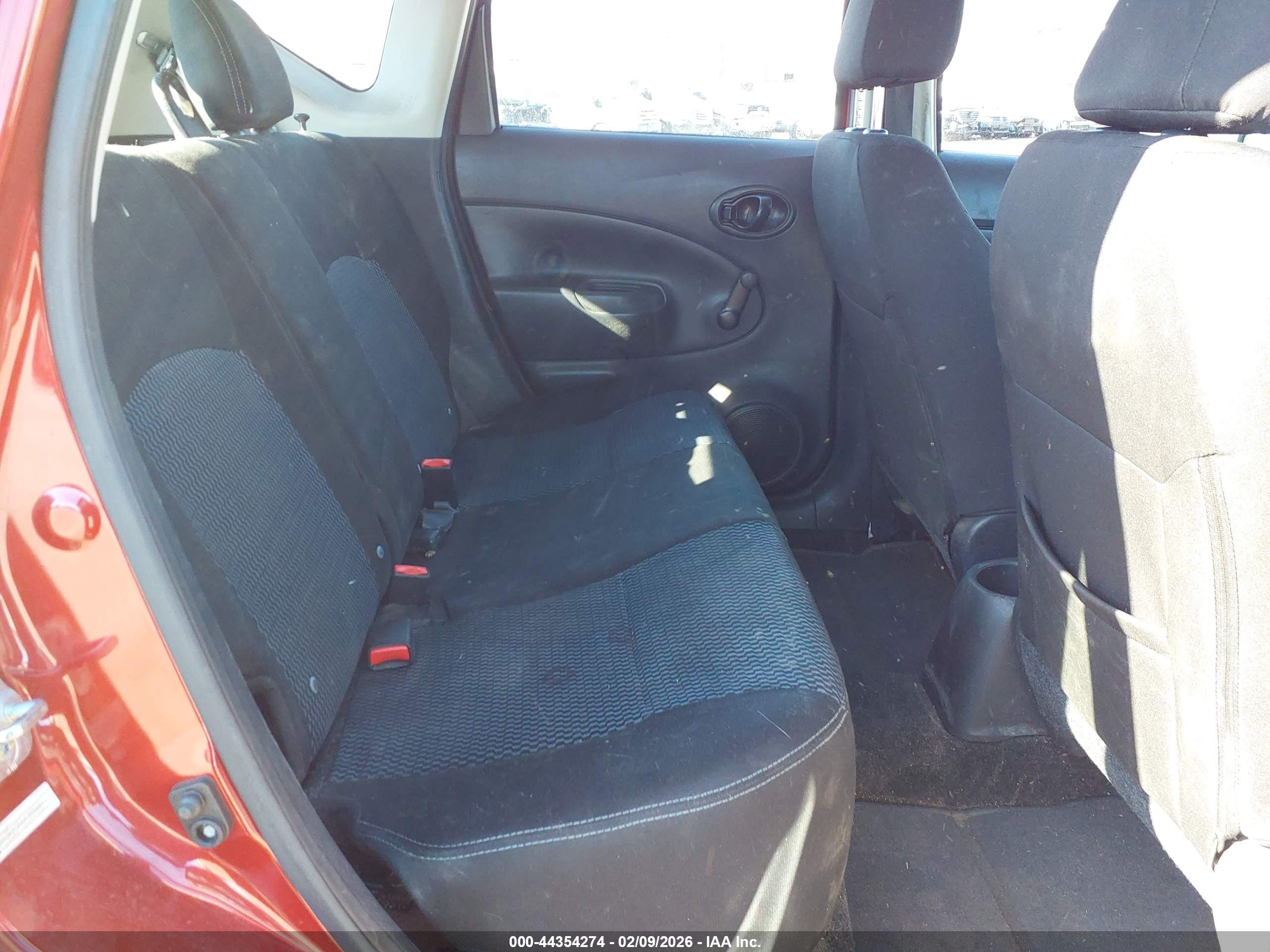 NISSAN VERSA image 8