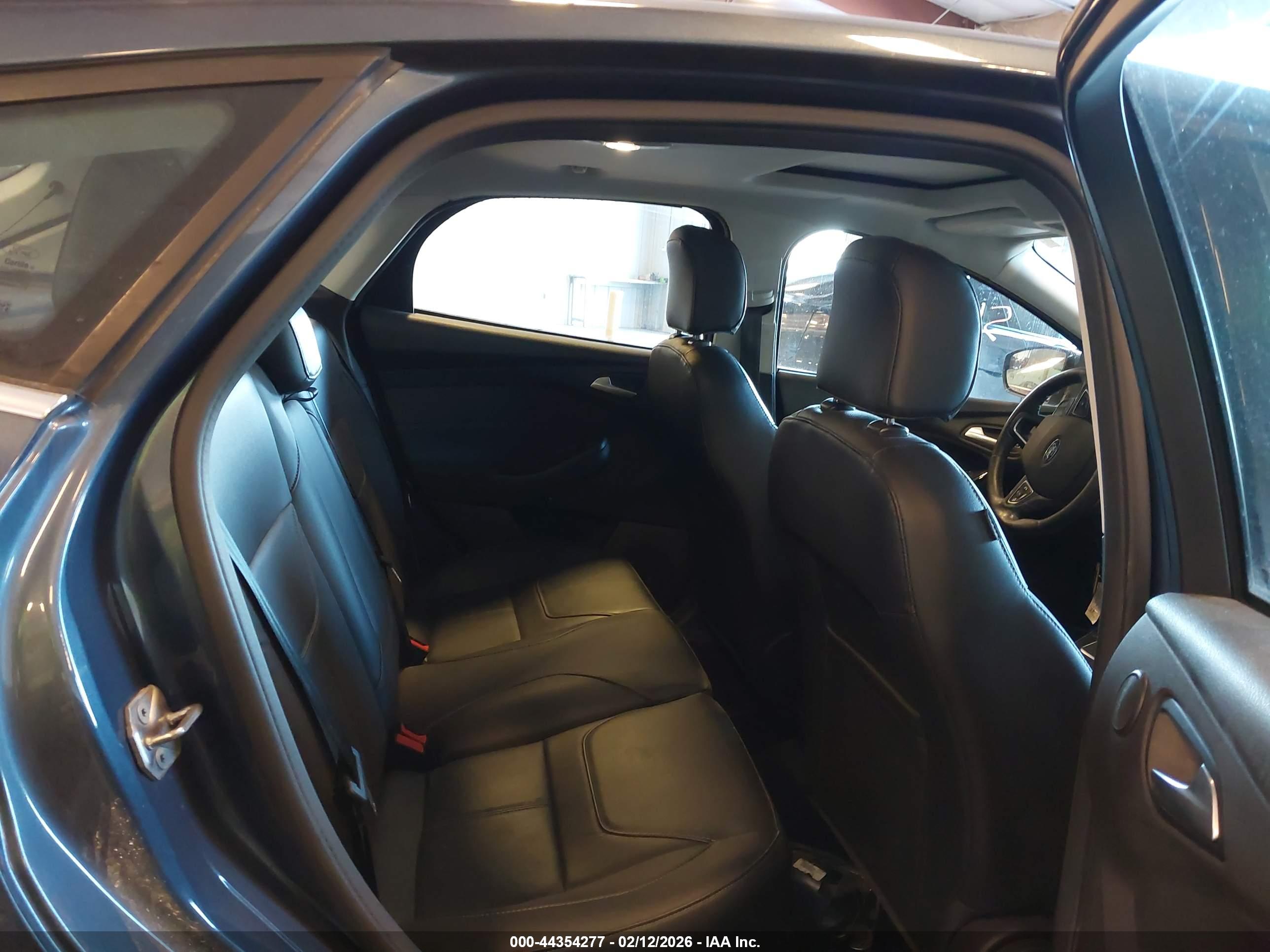 FORD FOCUS image 8