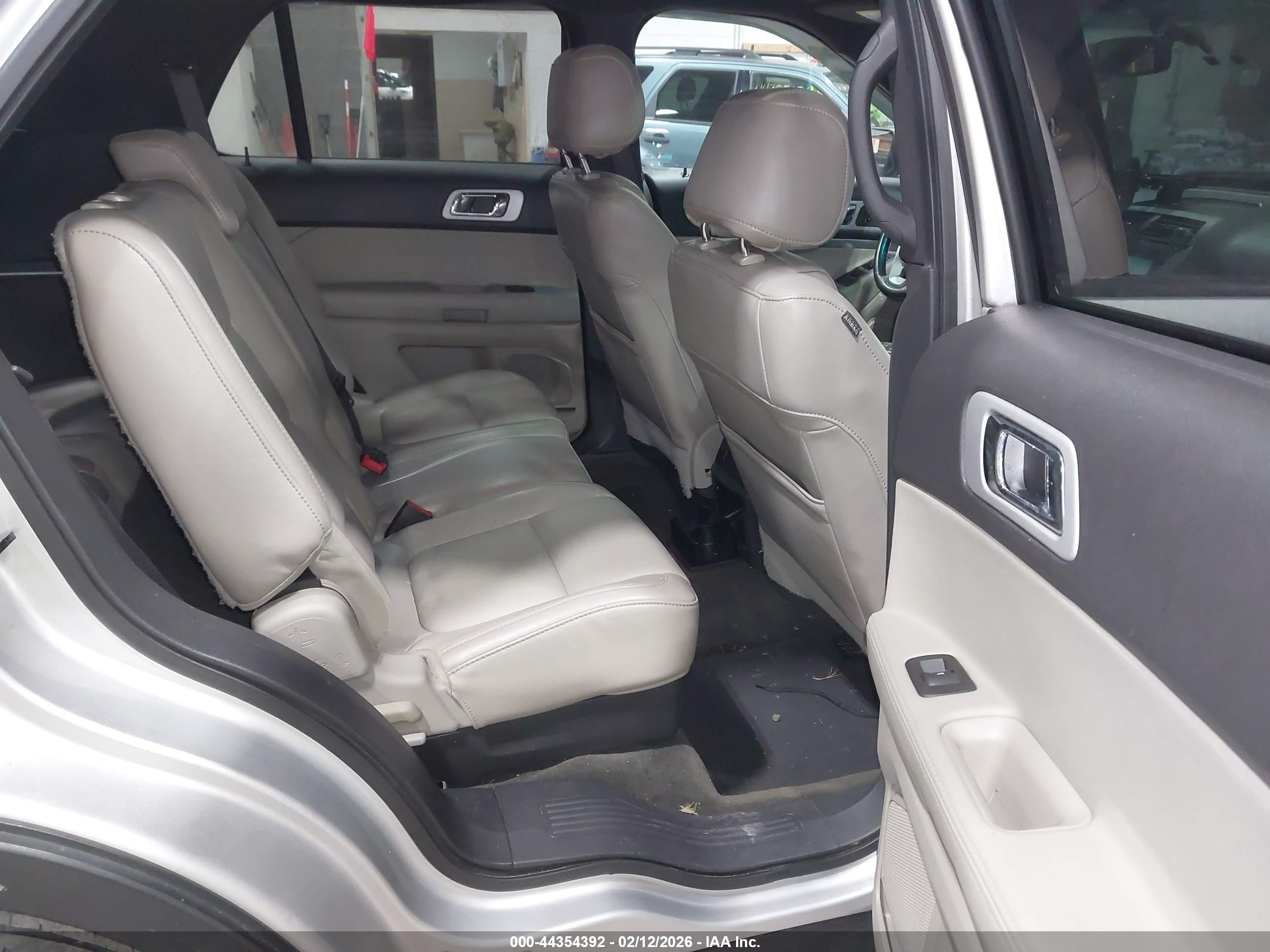 FORD EXPLORER image 8