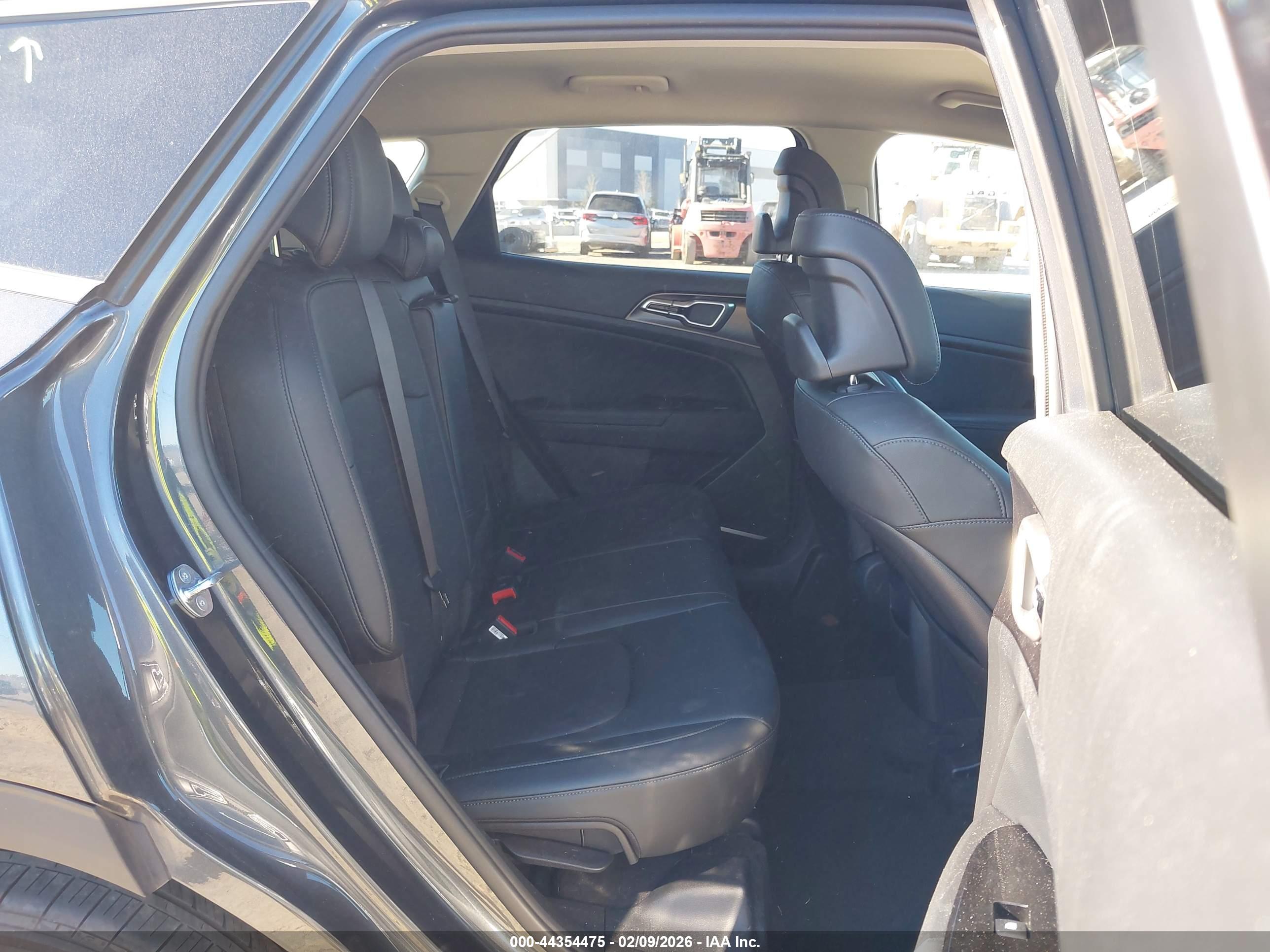 KIA SPORTAGE image 8