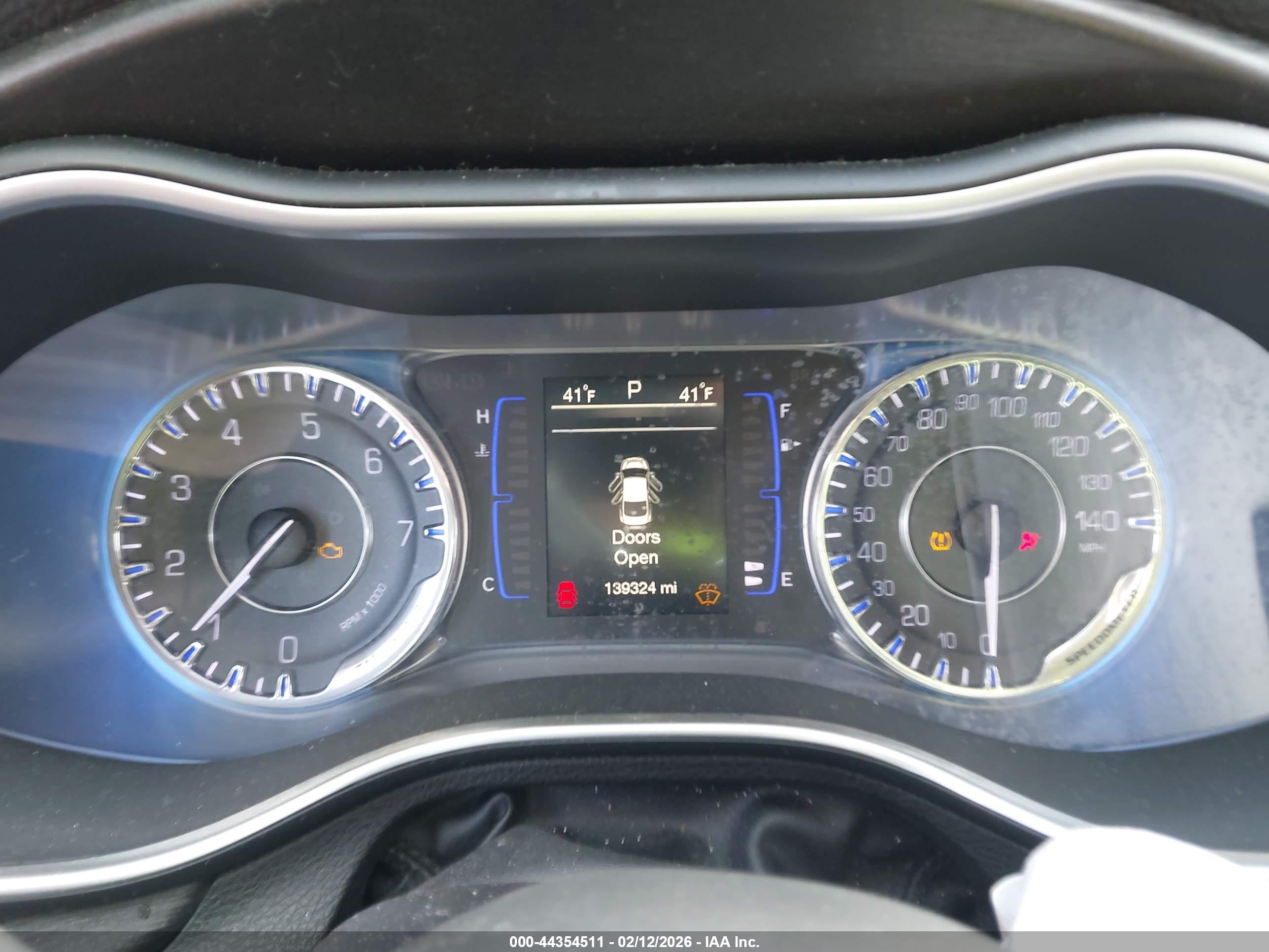 CHRYSLER 200 image 7