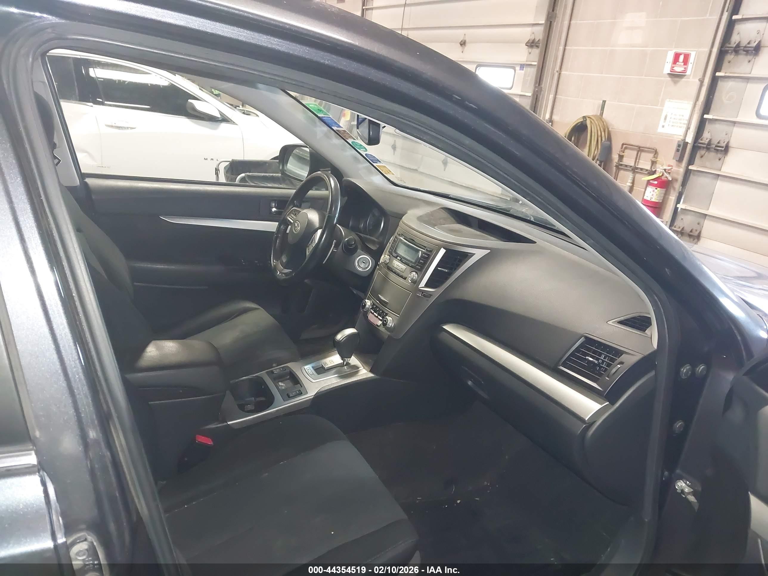 SUBARU OUTBACK image 5