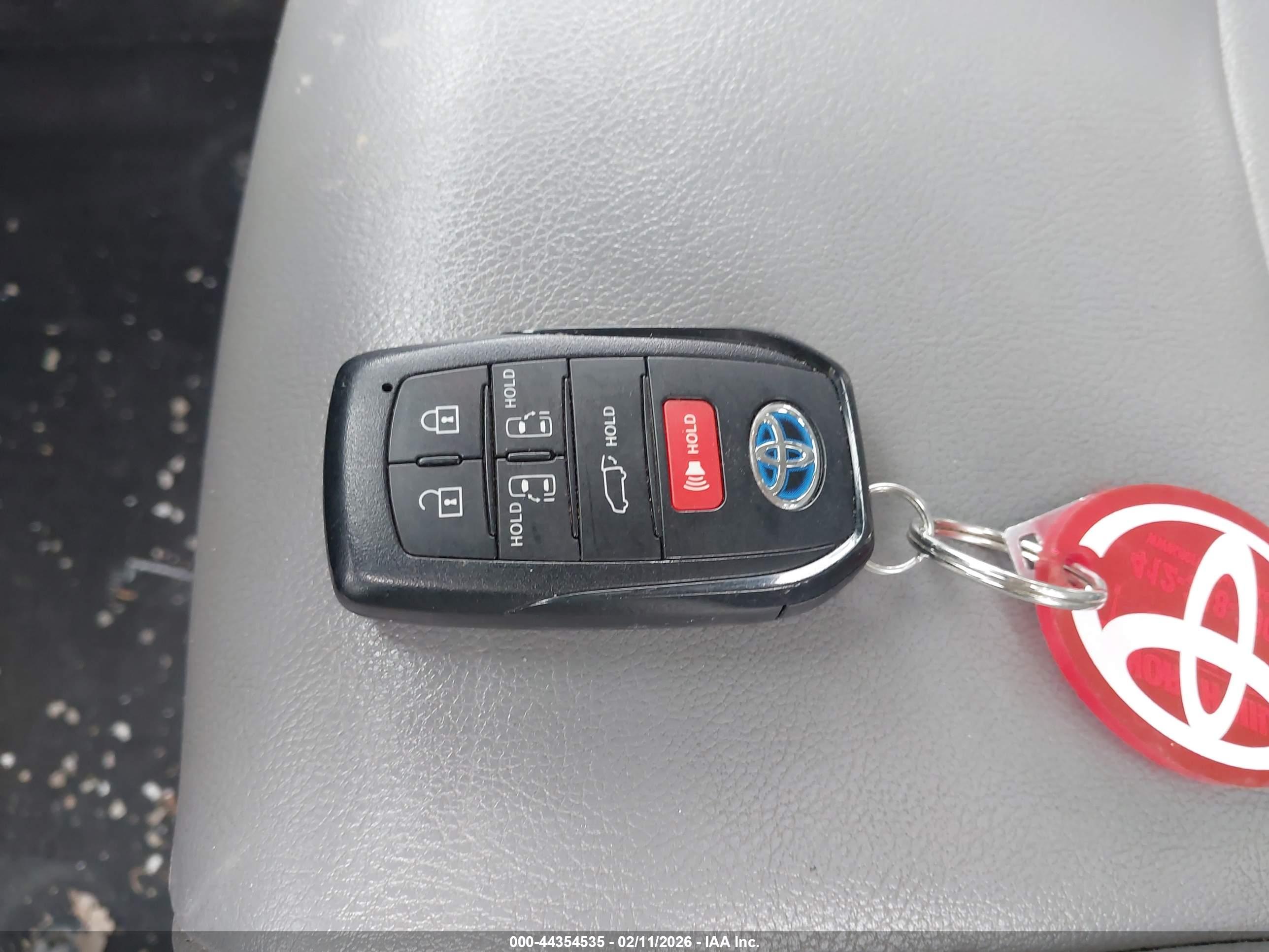 TOYOTA SIENNA image 11