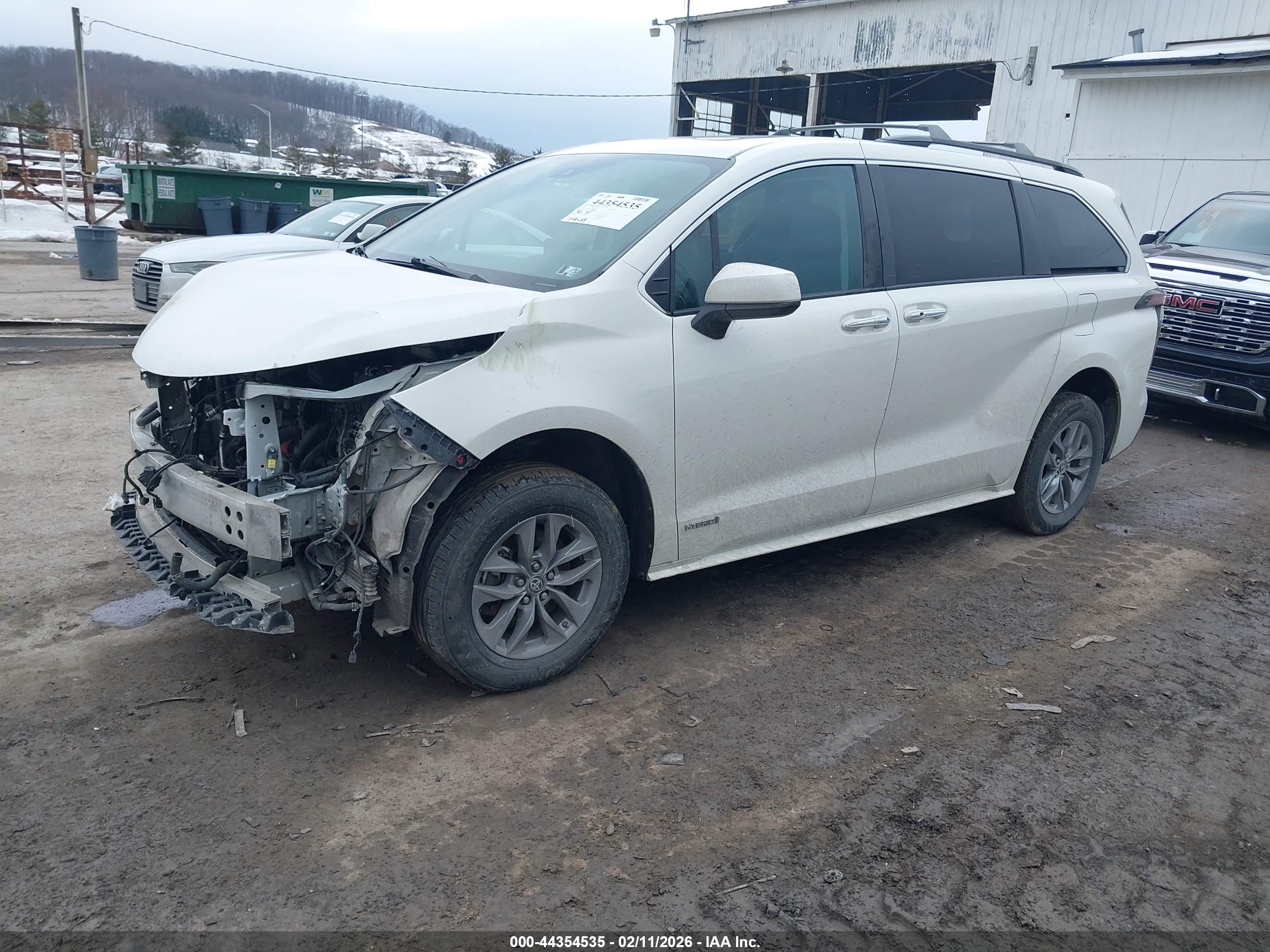 TOYOTA SIENNA image 2