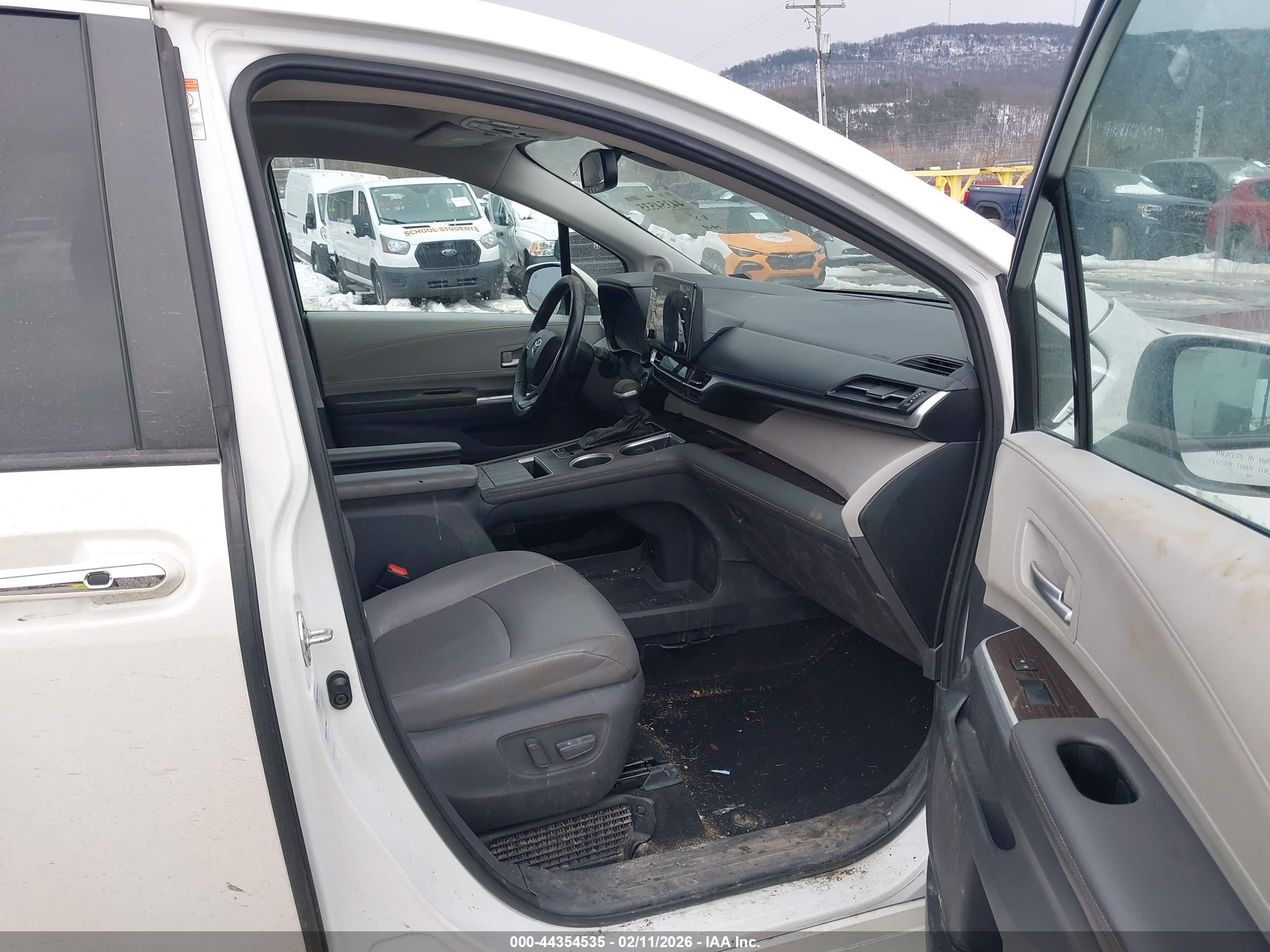 TOYOTA SIENNA image 5