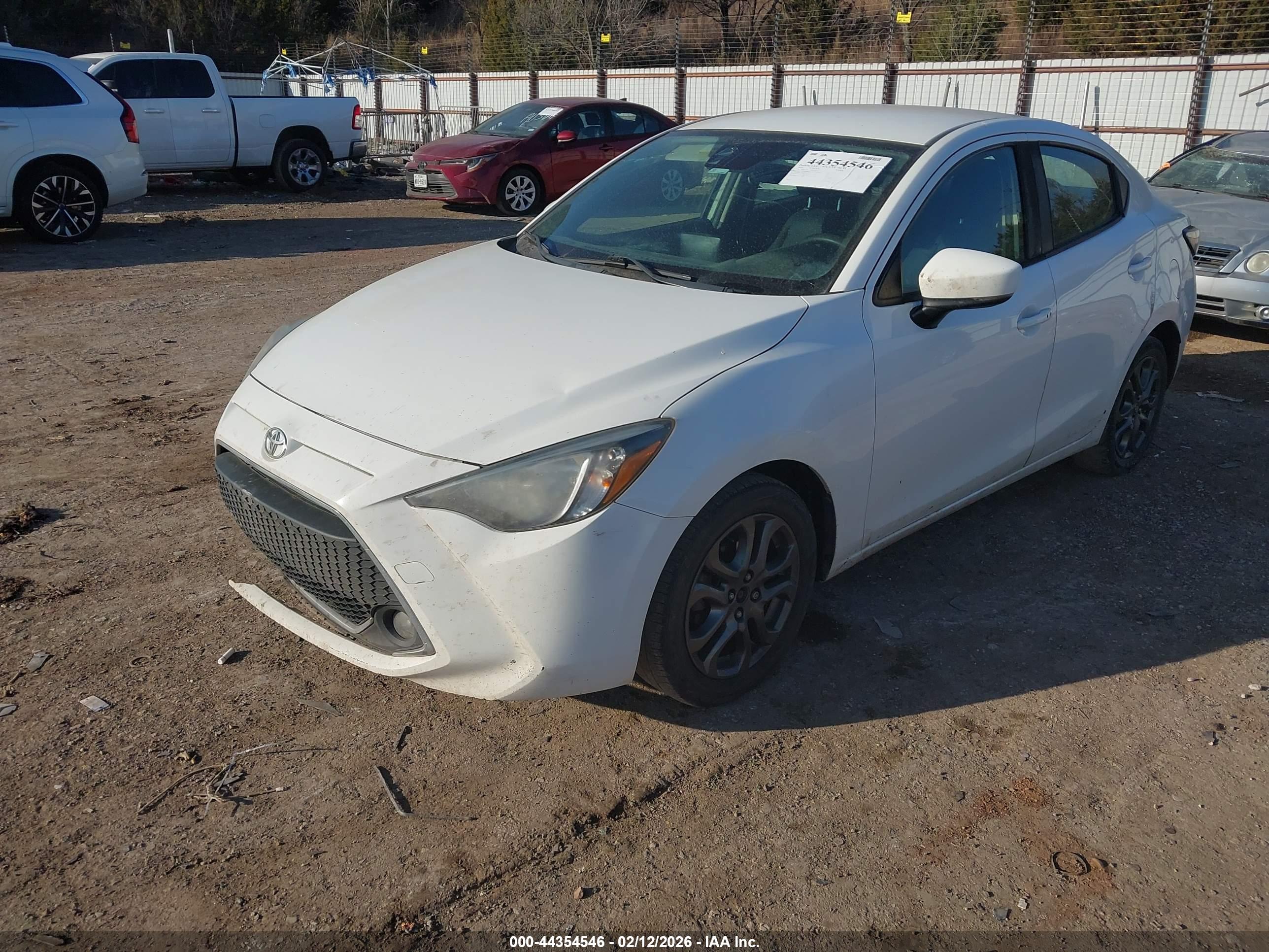 TOYOTA YARIS image 2