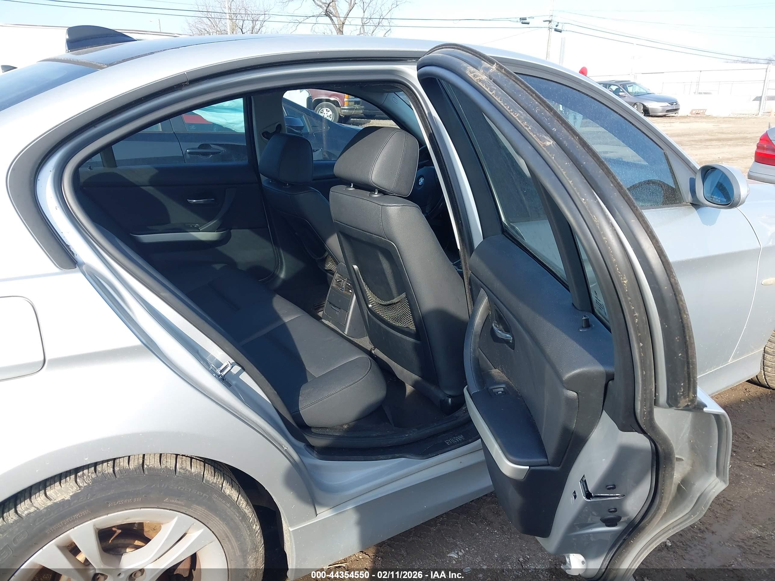 BMW 328XI image 8