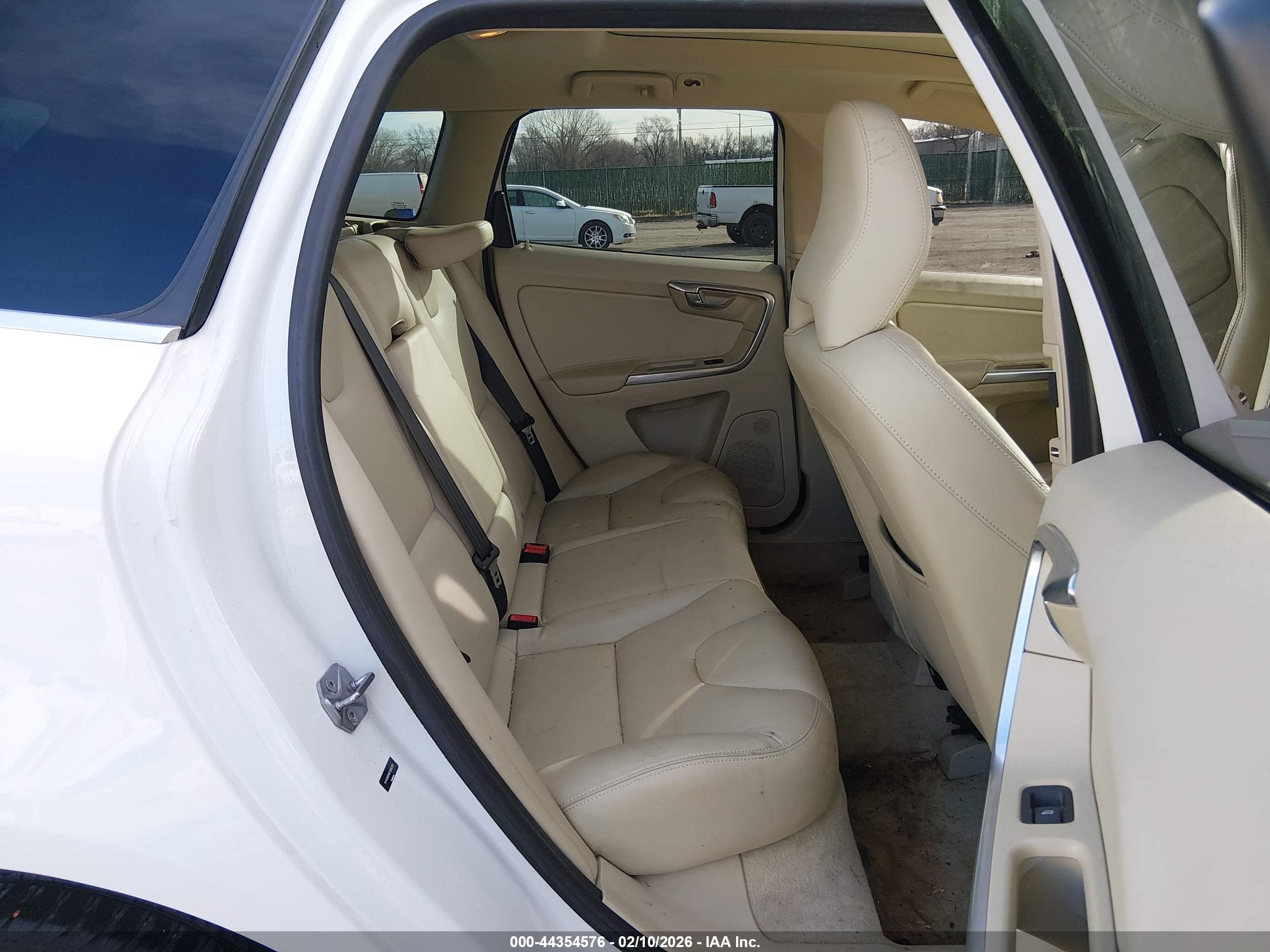 VOLVO XC60 image 8
