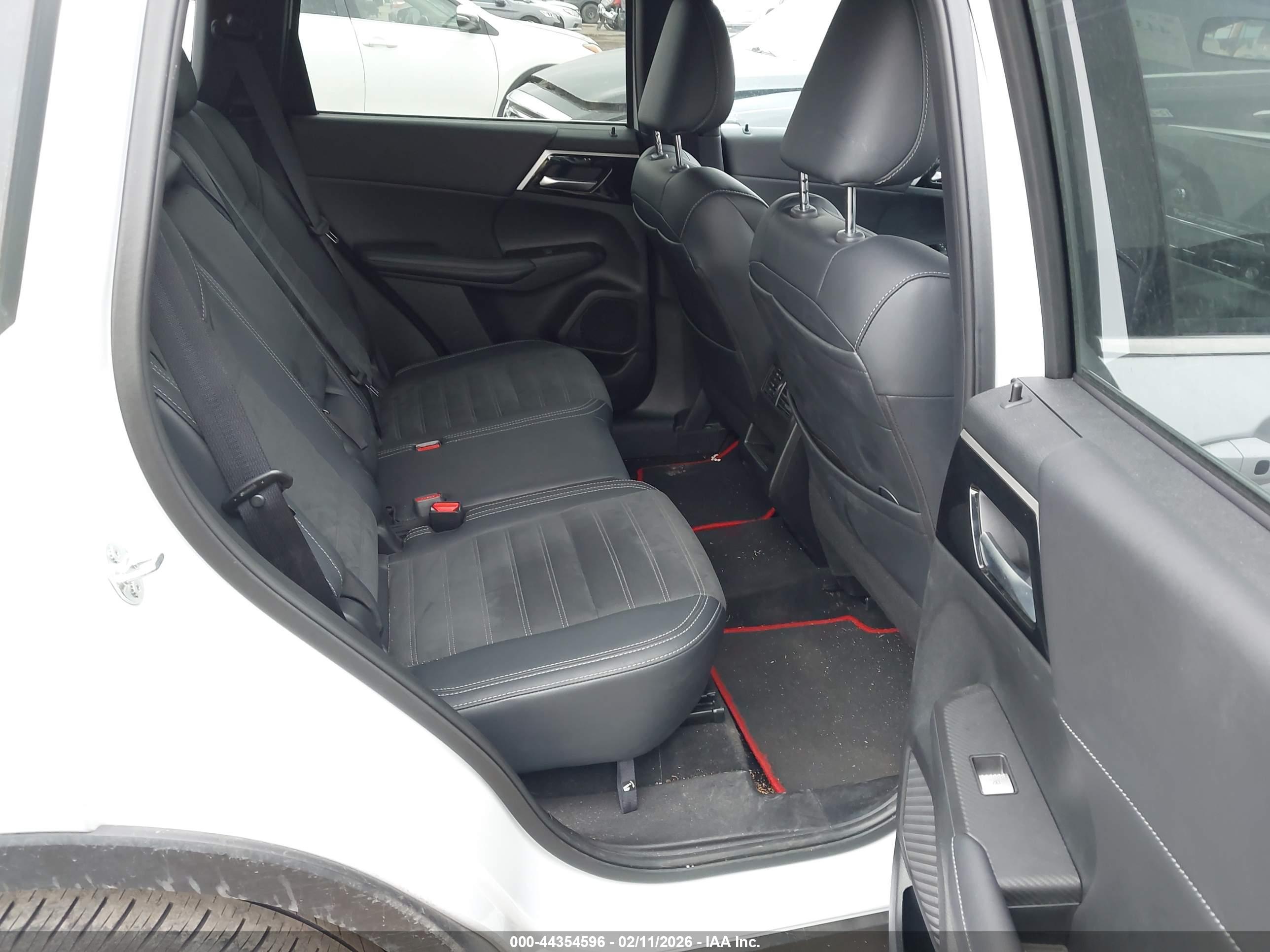 MITSUBISHI OUTLANDER image 8