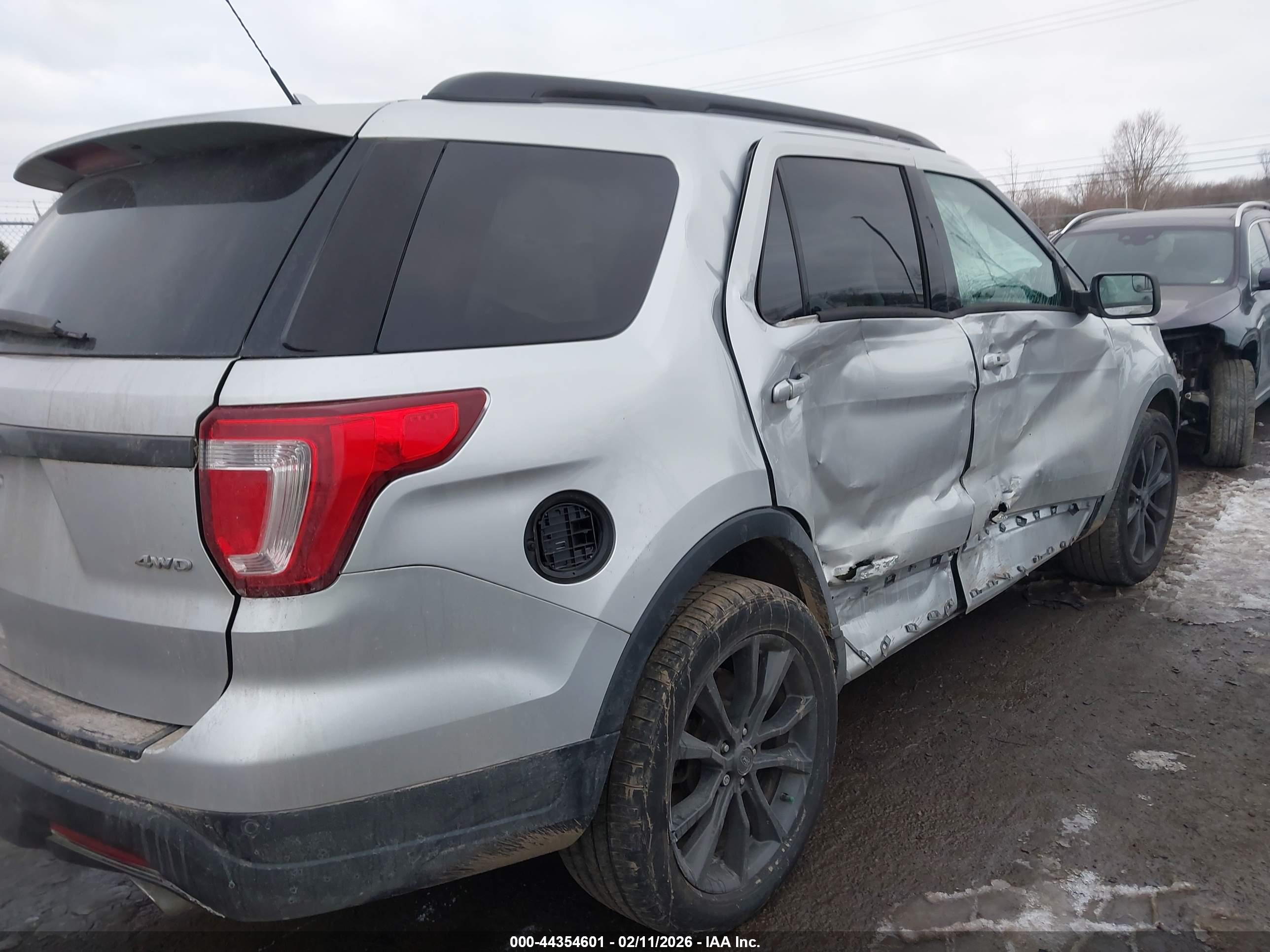 FORD EXPLORER image 6