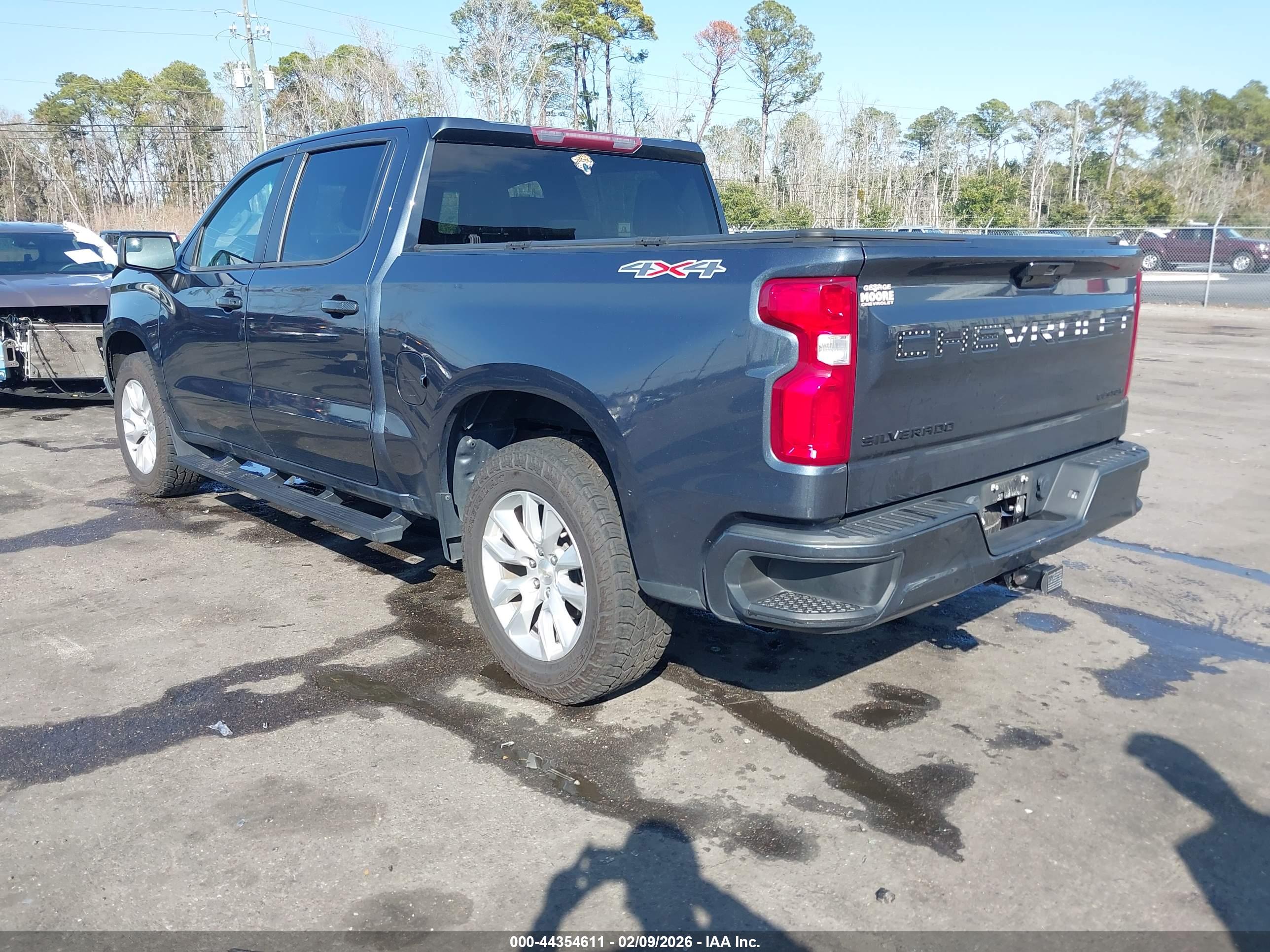 CHEVROLET SILVERADO image 3