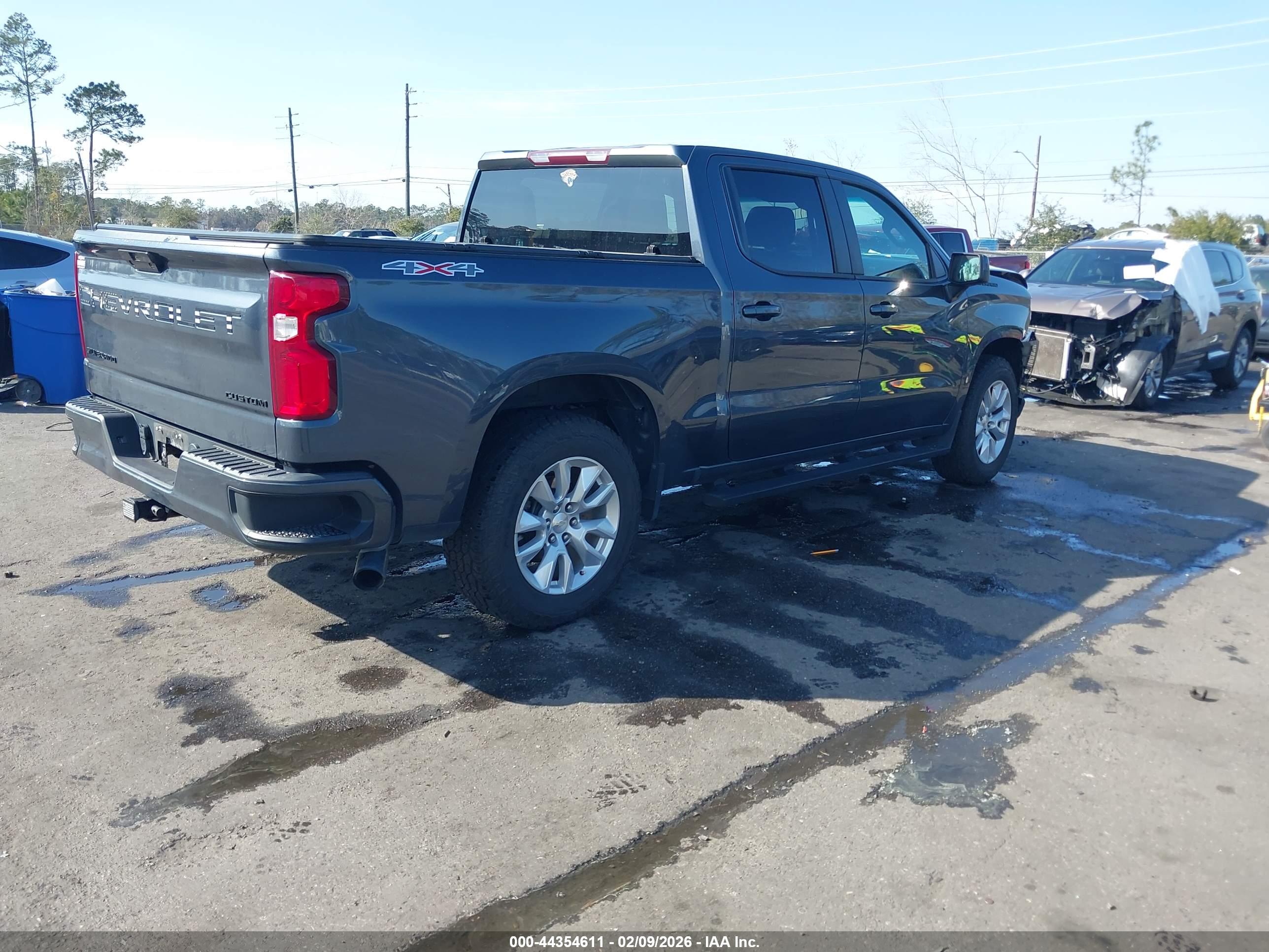 CHEVROLET SILVERADO image 4