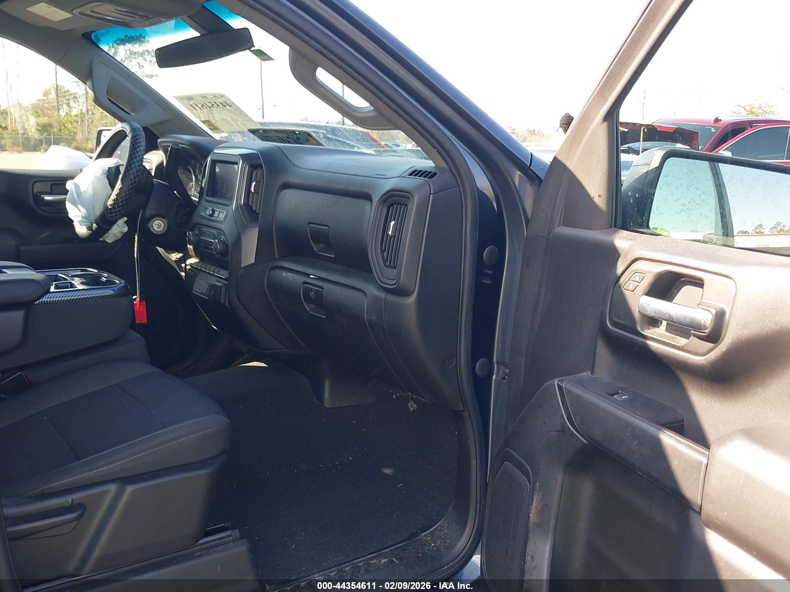 CHEVROLET SILVERADO image 5
