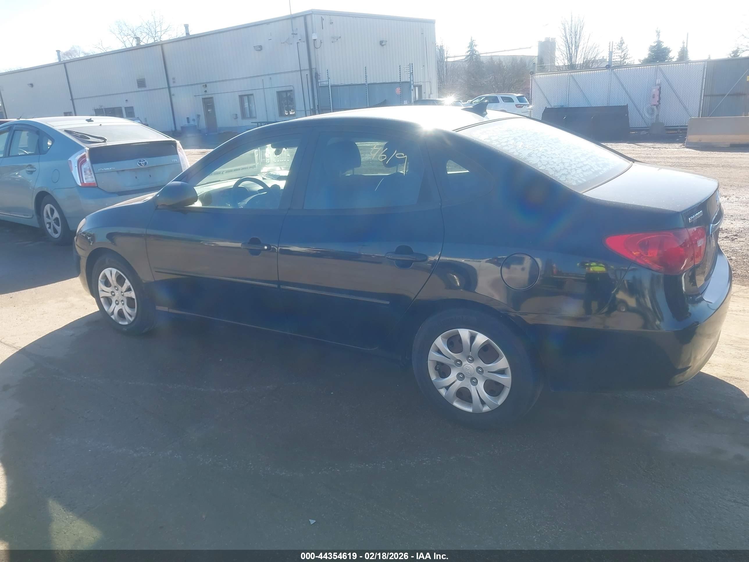 HYUNDAI ELANTRA image 3