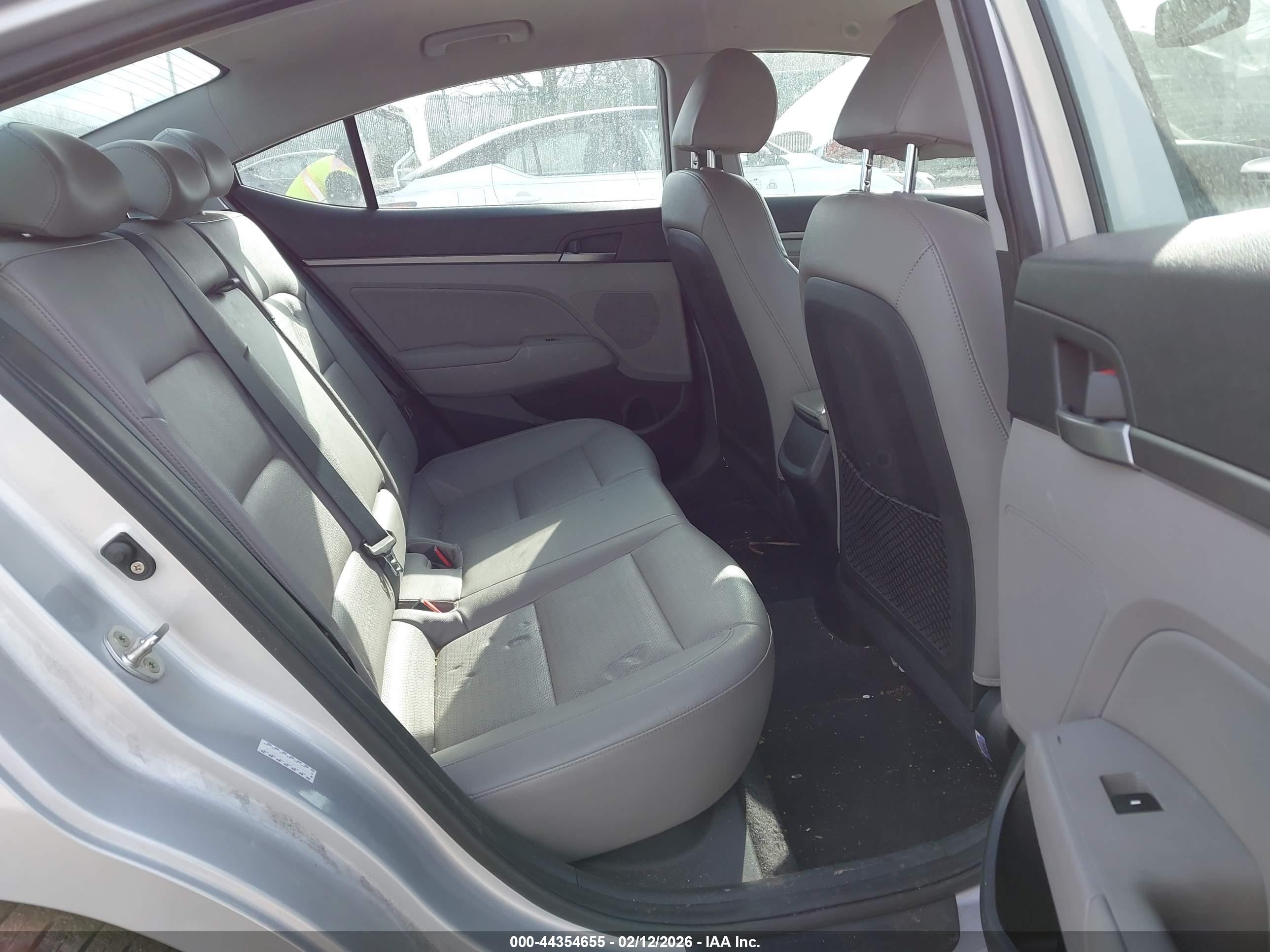 HYUNDAI ELANTRA image 8