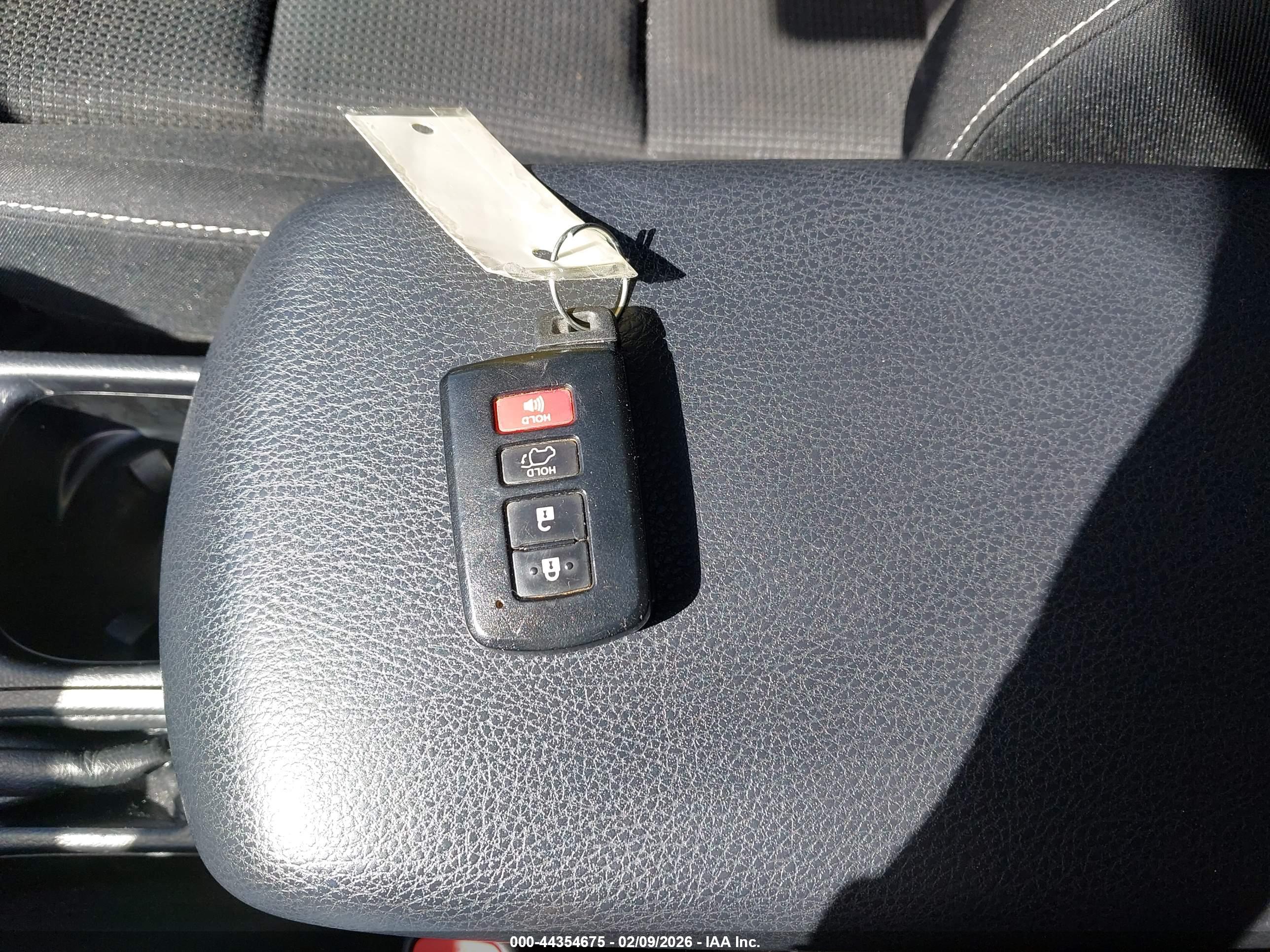 TOYOTA RAV4 image 11