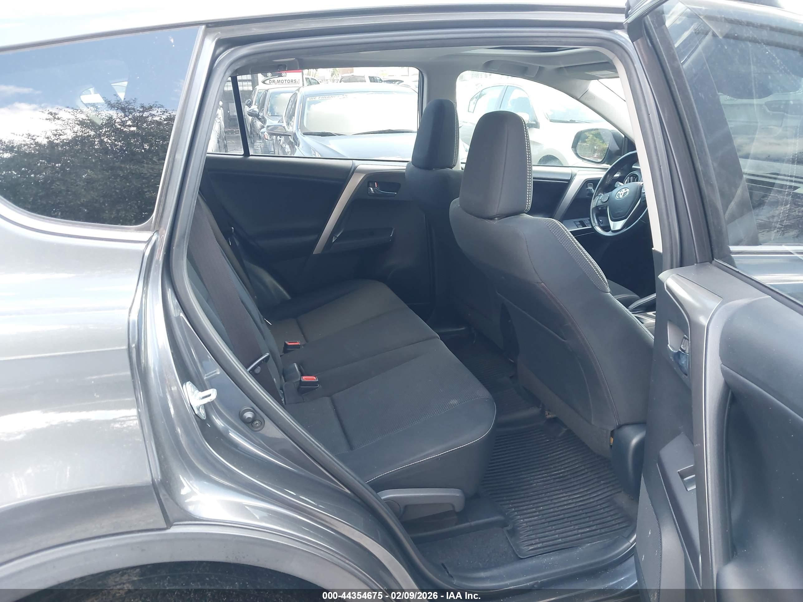 TOYOTA RAV4 image 8