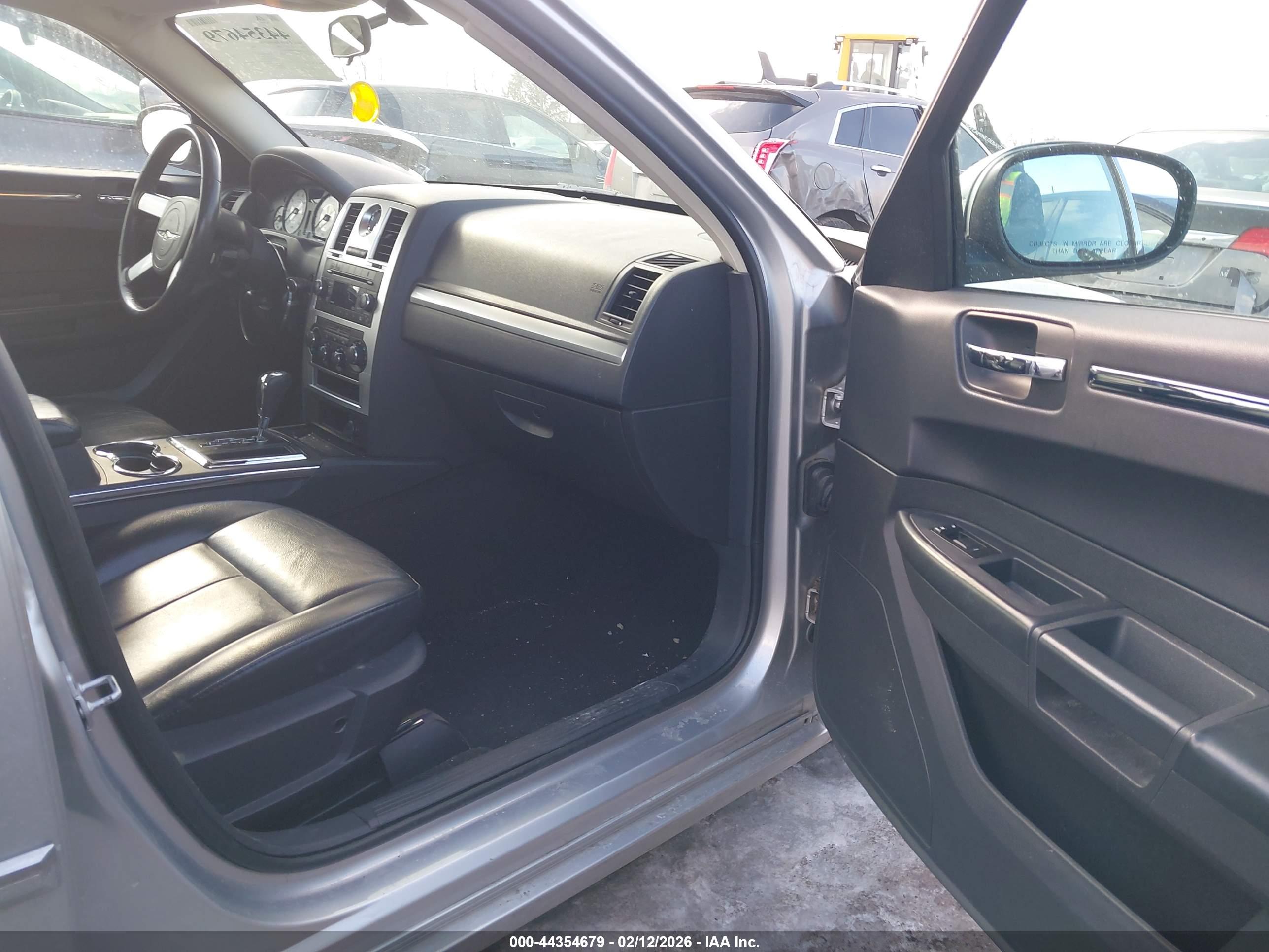 CHRYSLER 300 image 5