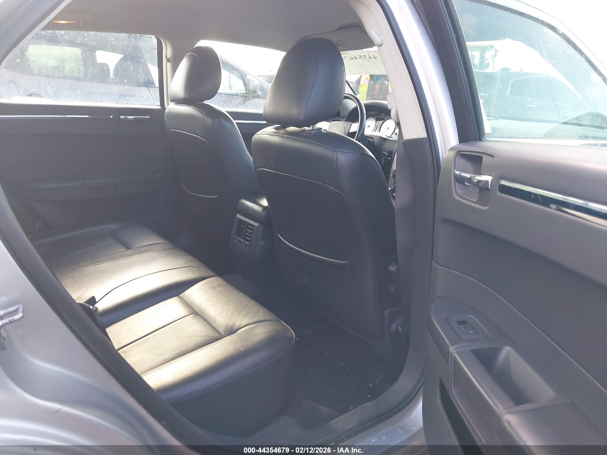 CHRYSLER 300 image 8
