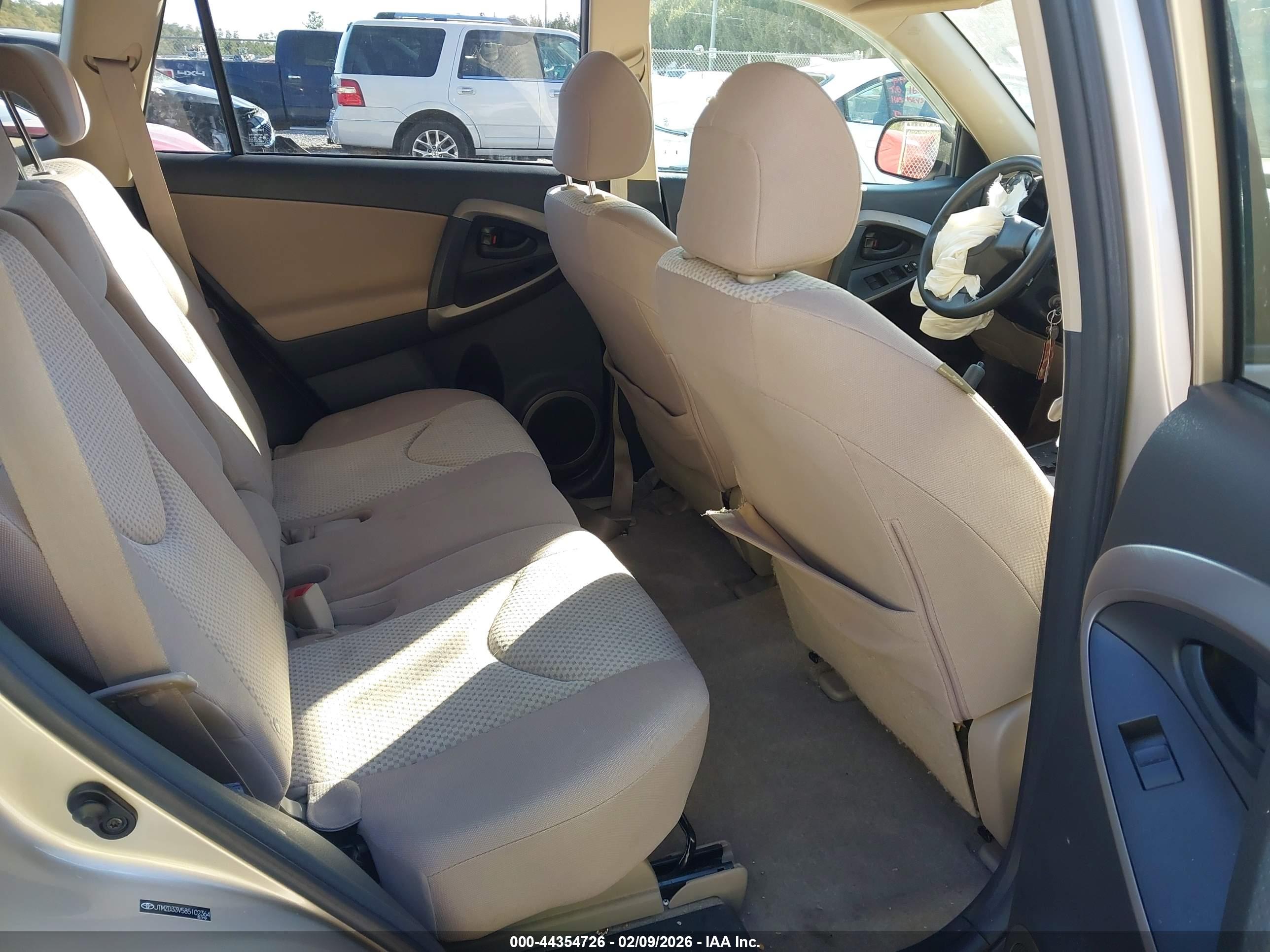 TOYOTA RAV4 image 8