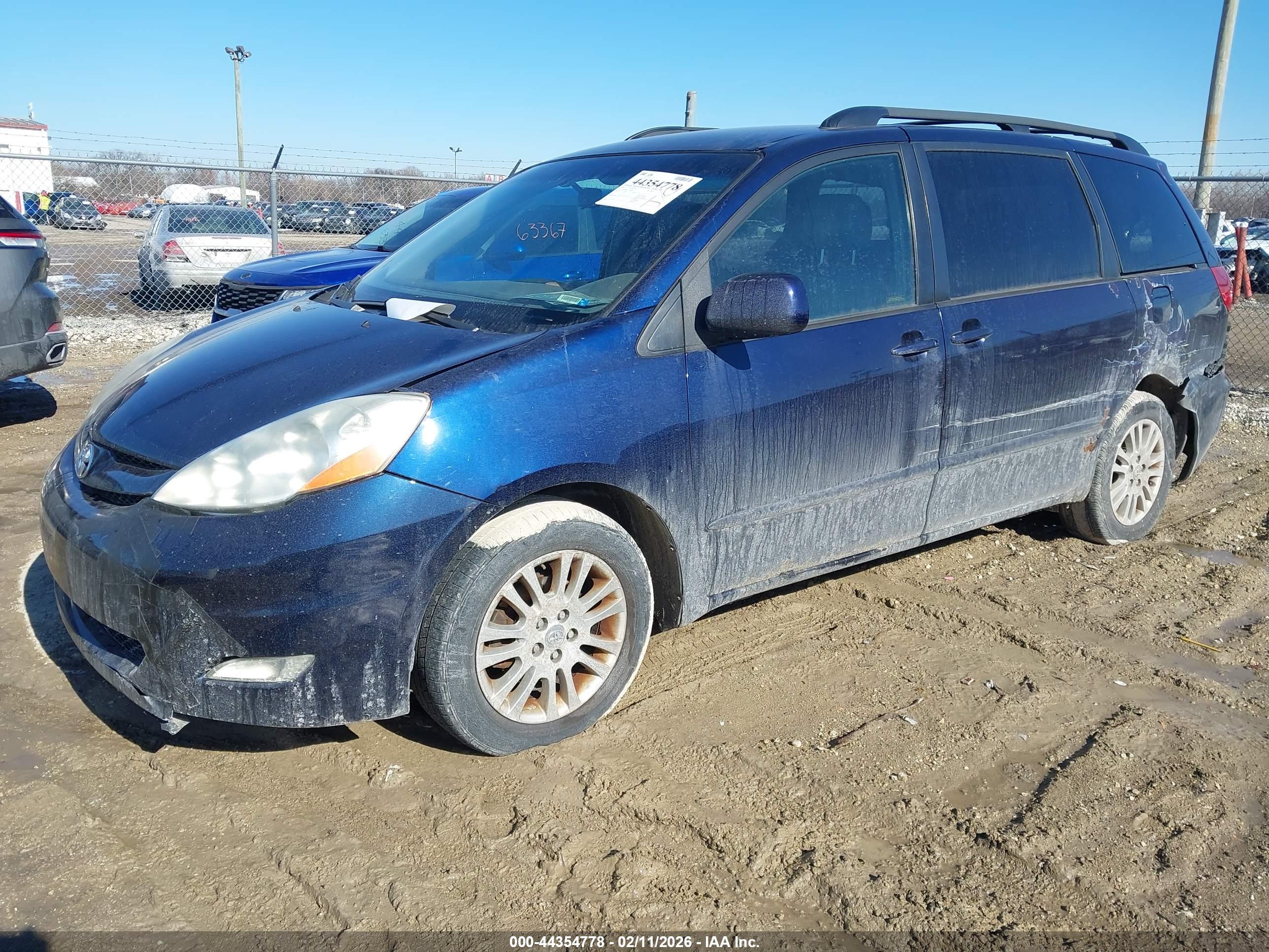 TOYOTA SIENNA image 2