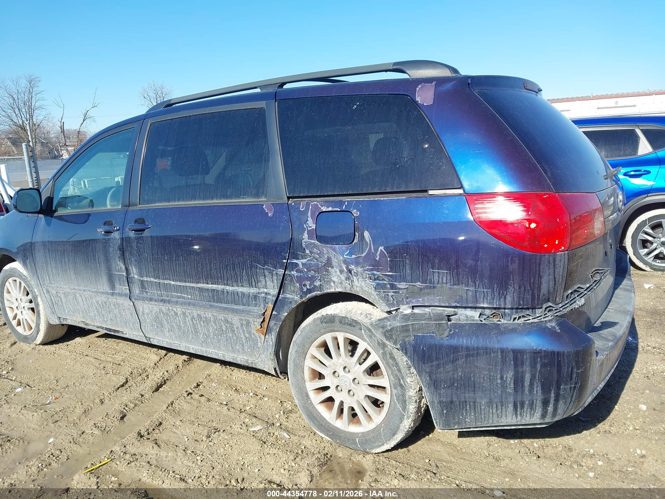 TOYOTA SIENNA image 6
