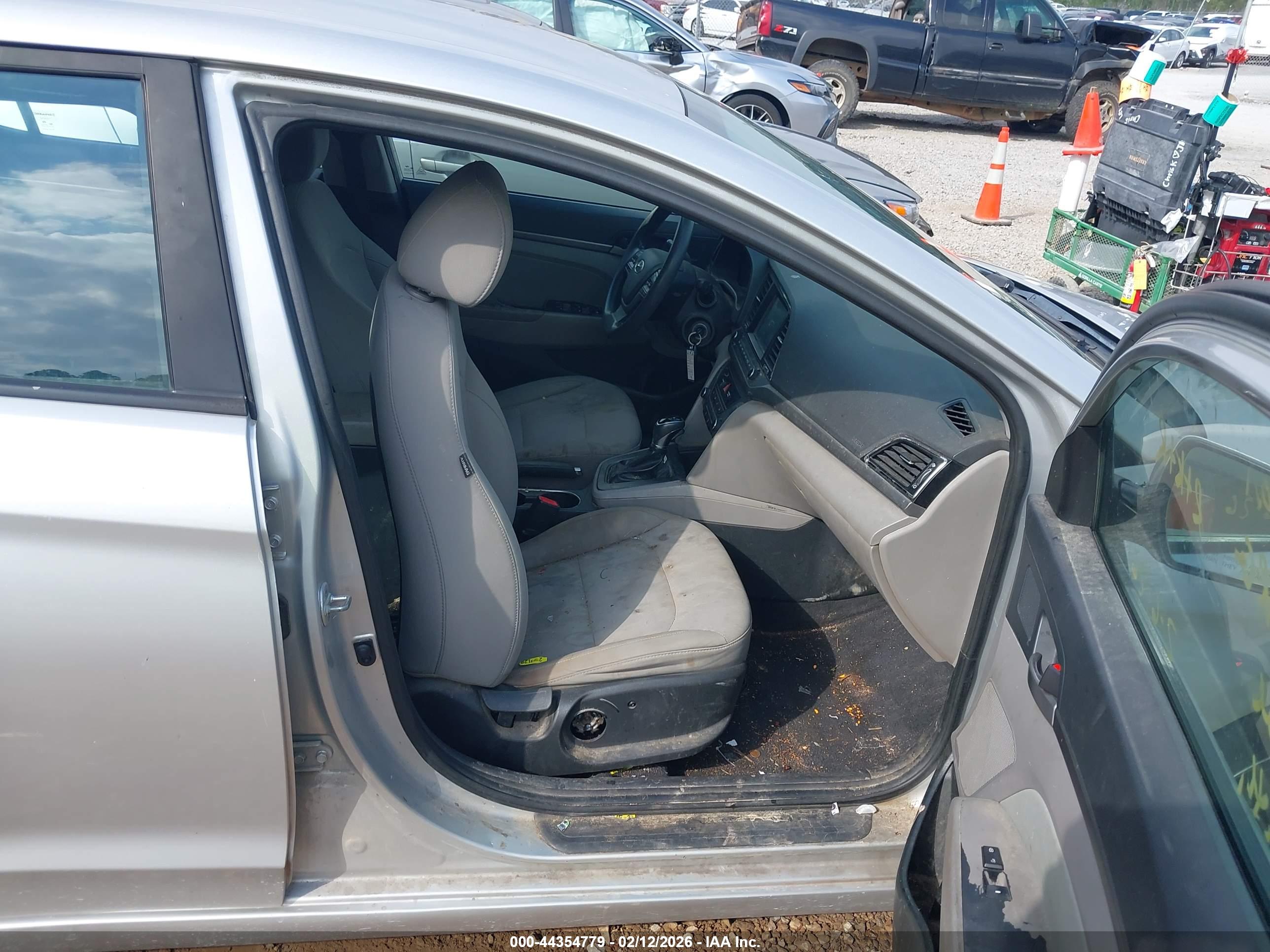 HYUNDAI ELANTRA image 5