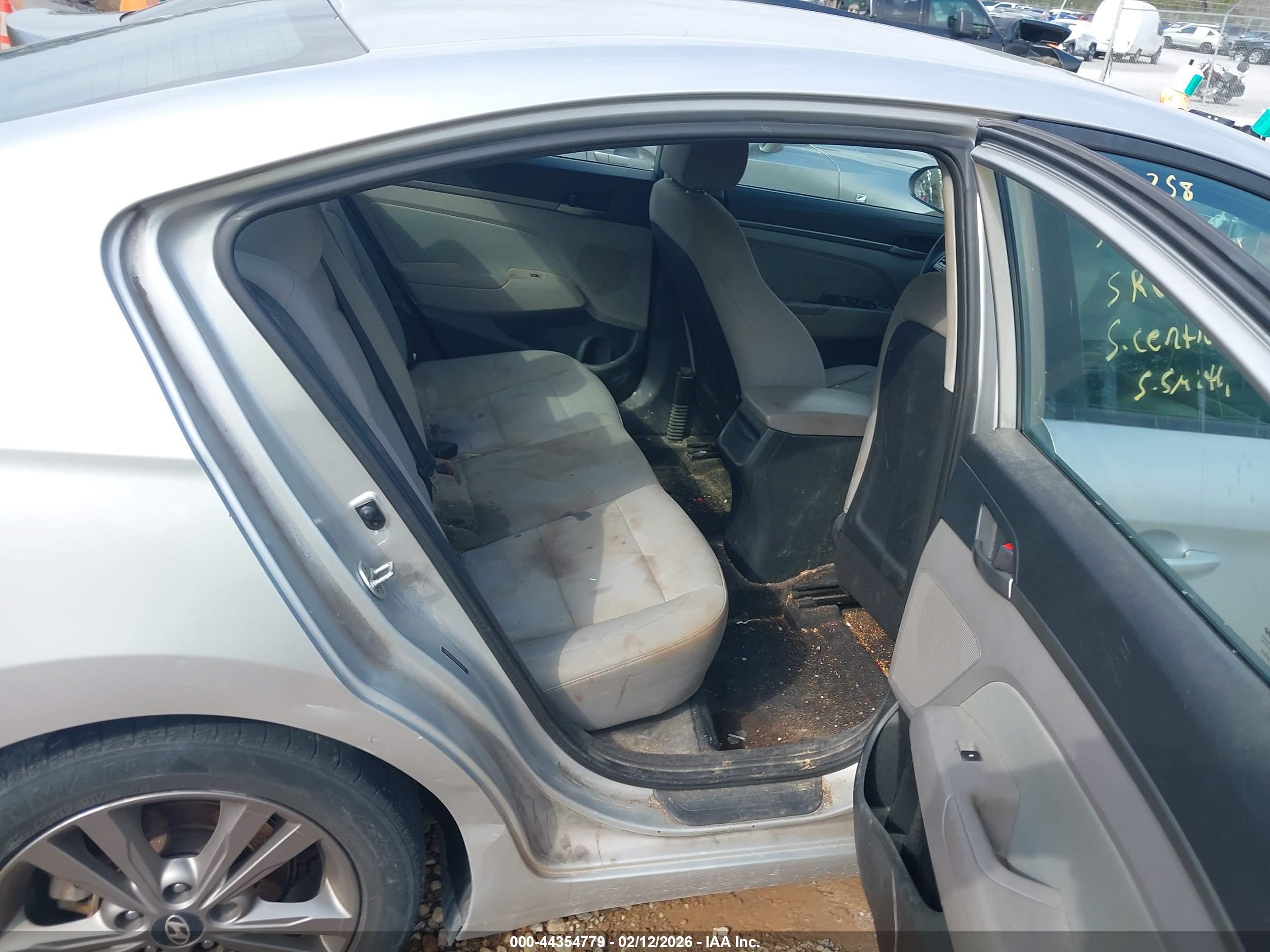 HYUNDAI ELANTRA image 8