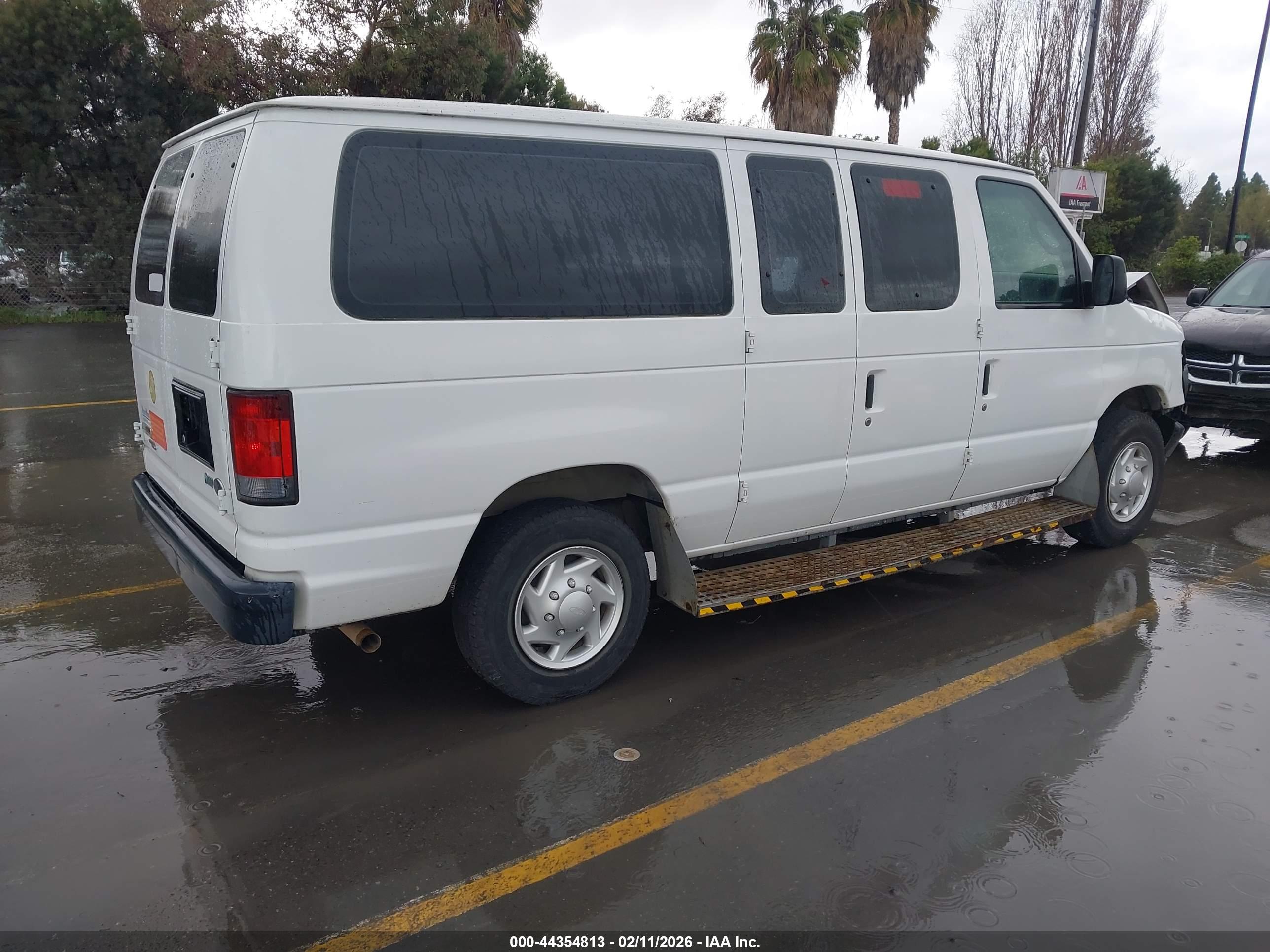 FORD E-150 image 4