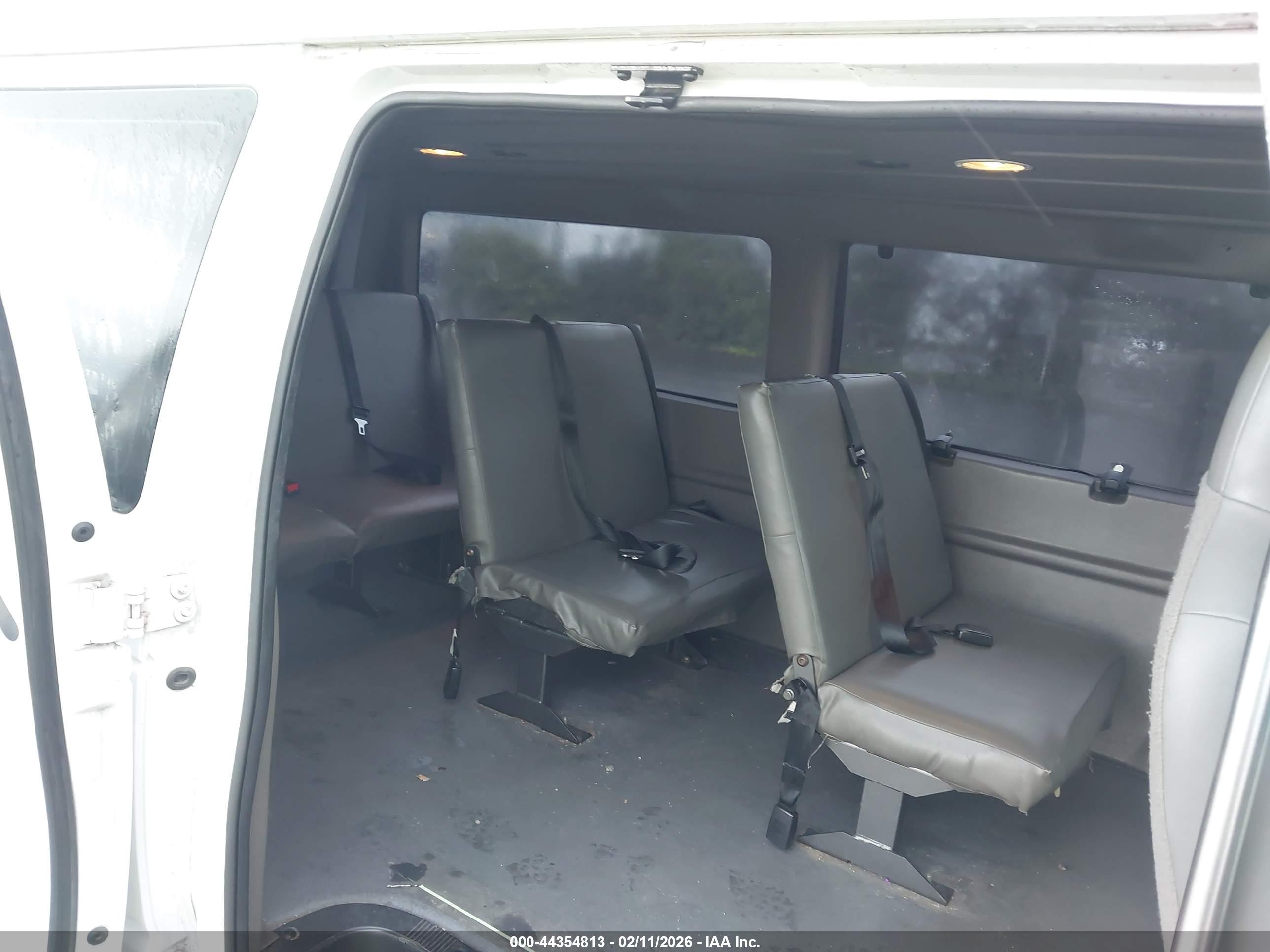 FORD E-150 image 8