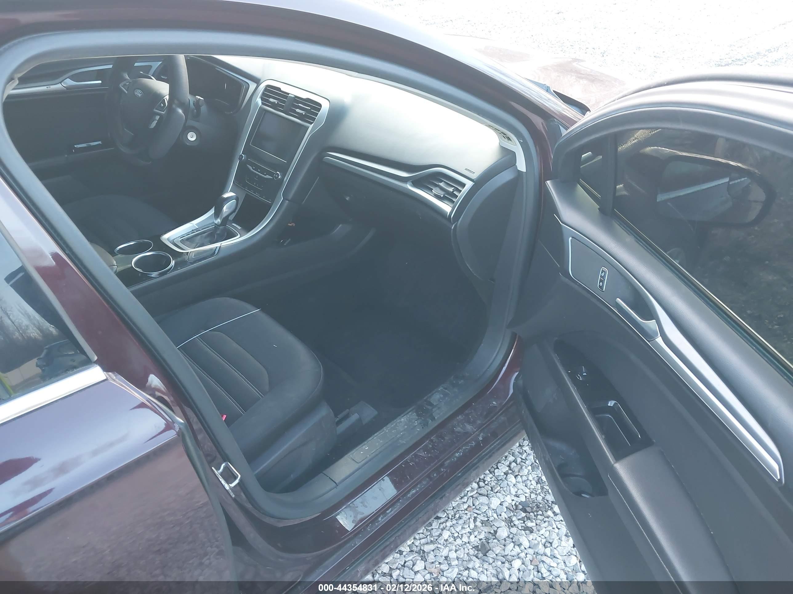 FORD FUSION image 5