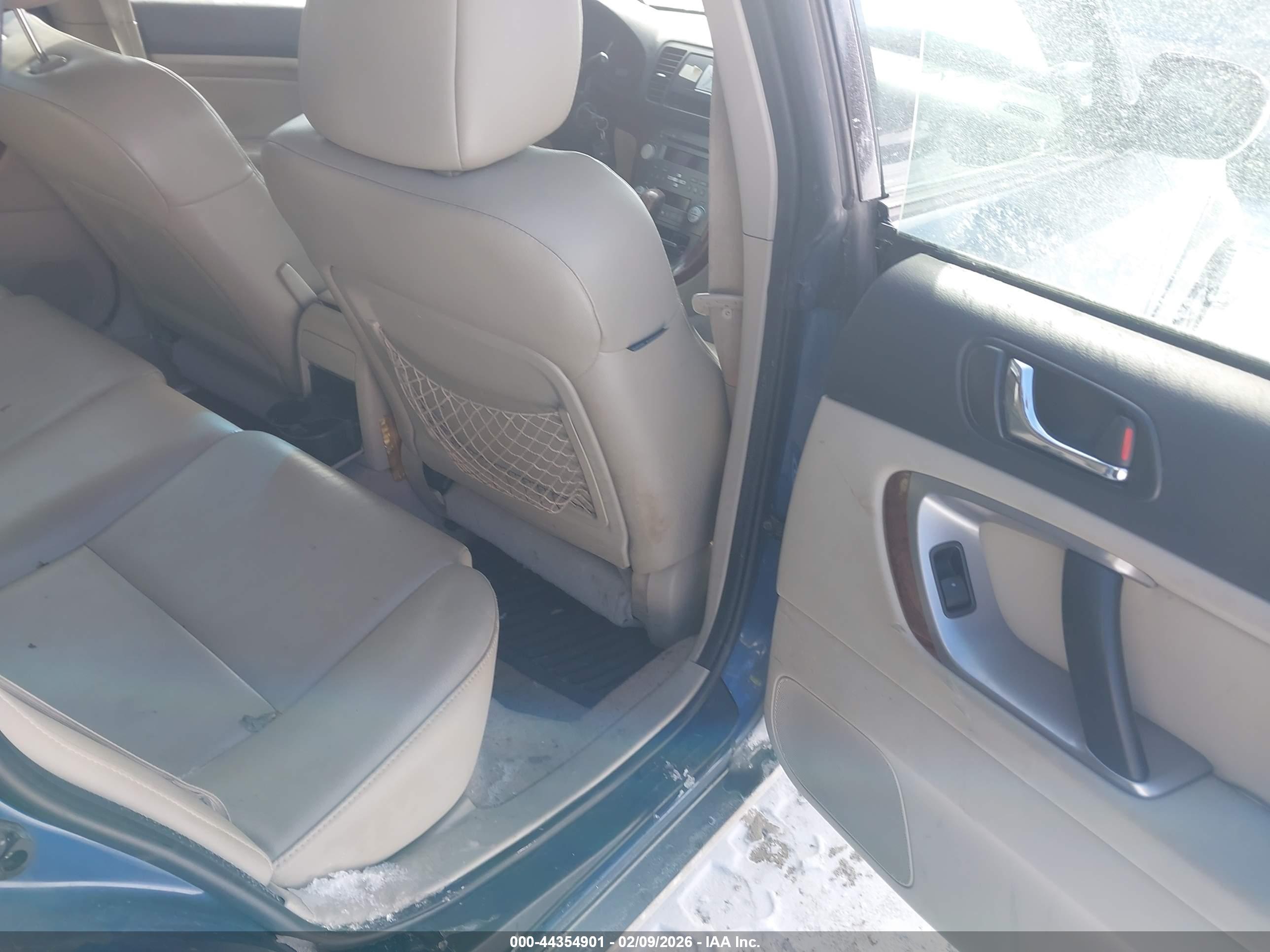 SUBARU OUTBACK image 8