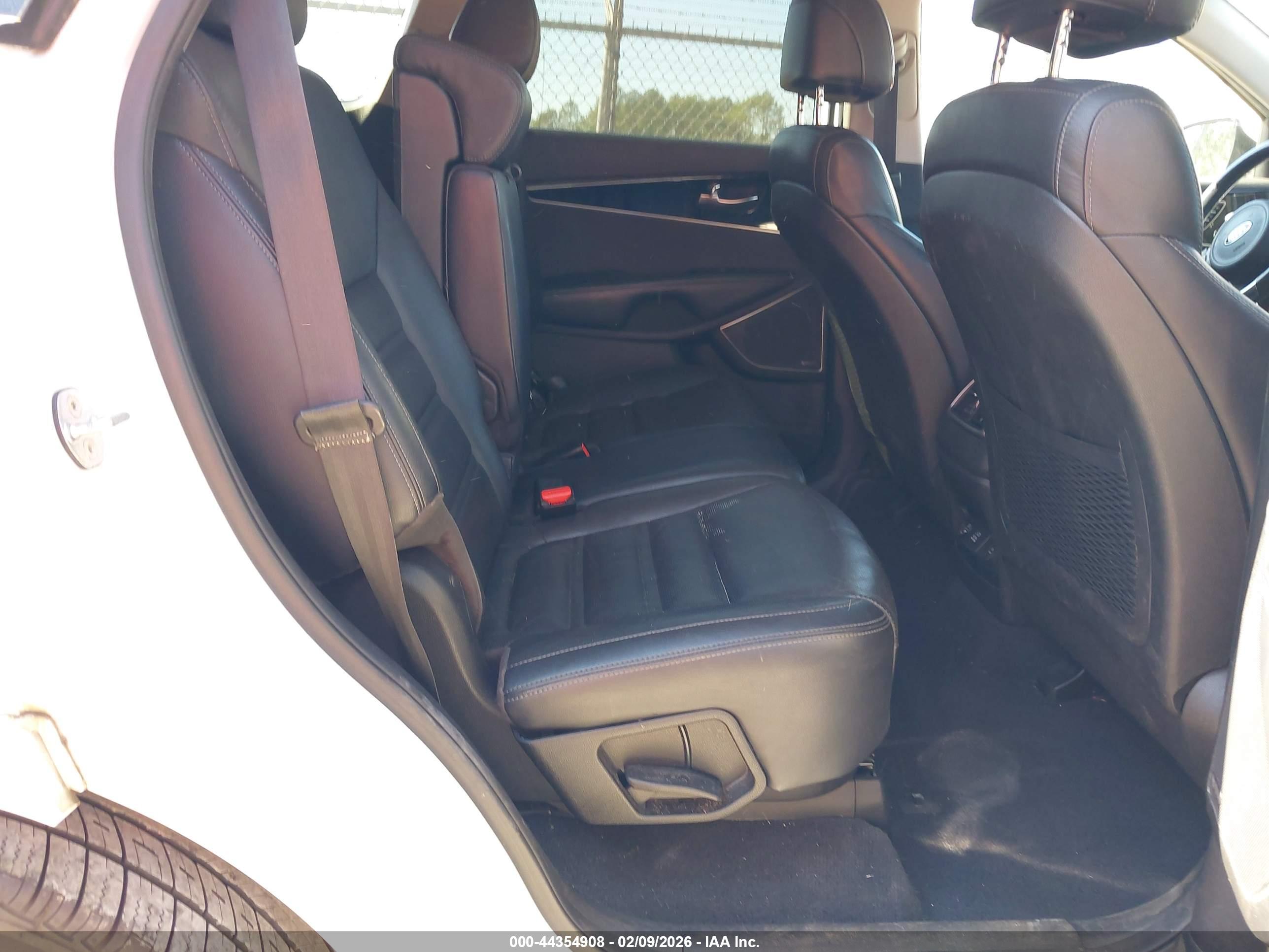 KIA SORENTO image 8