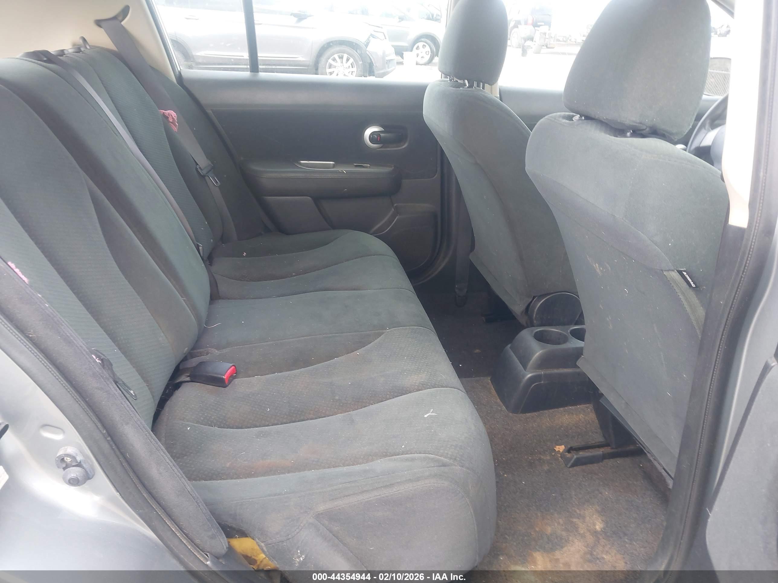 NISSAN VERSA image 8