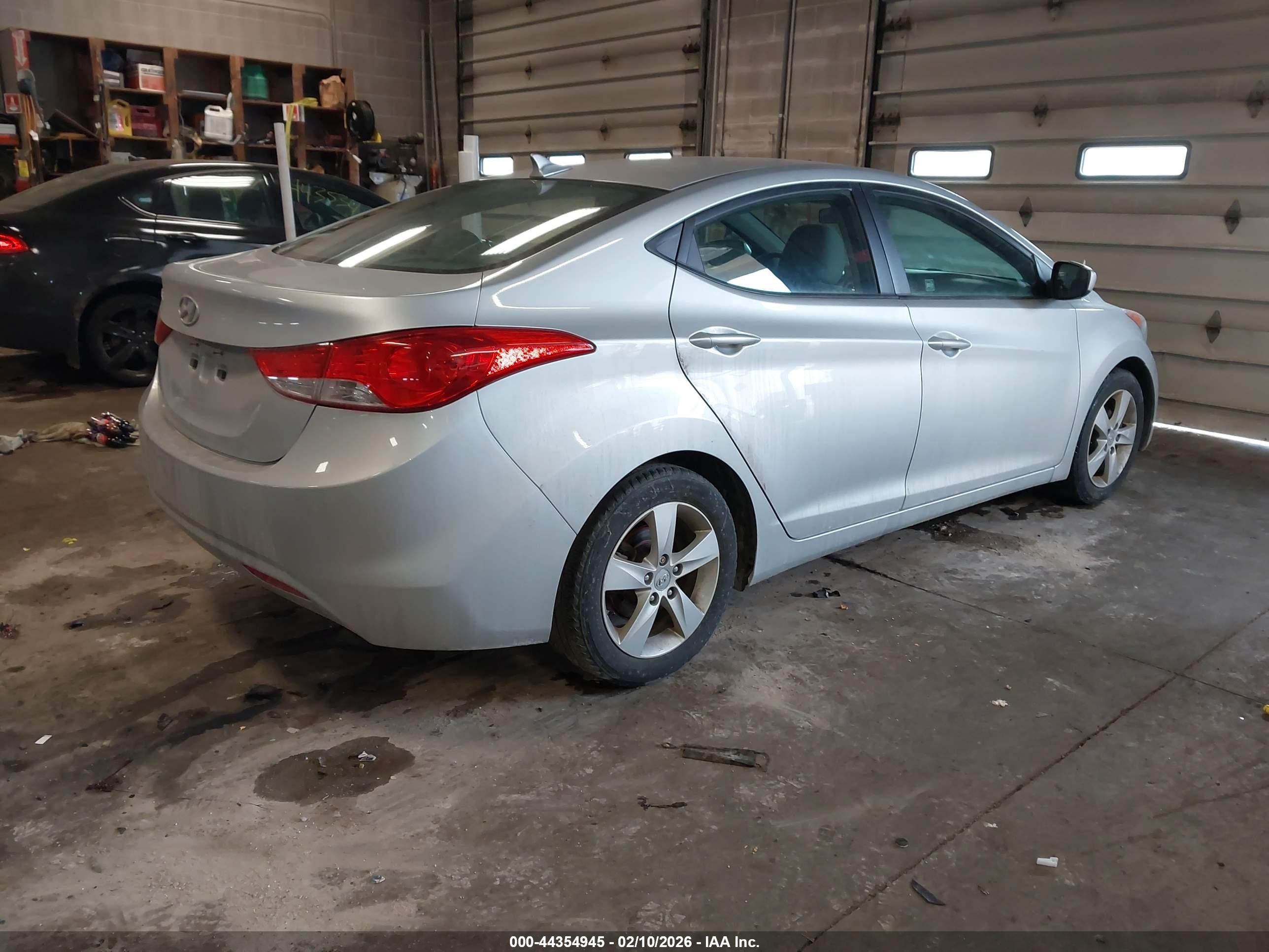 HYUNDAI ELANTRA image 4