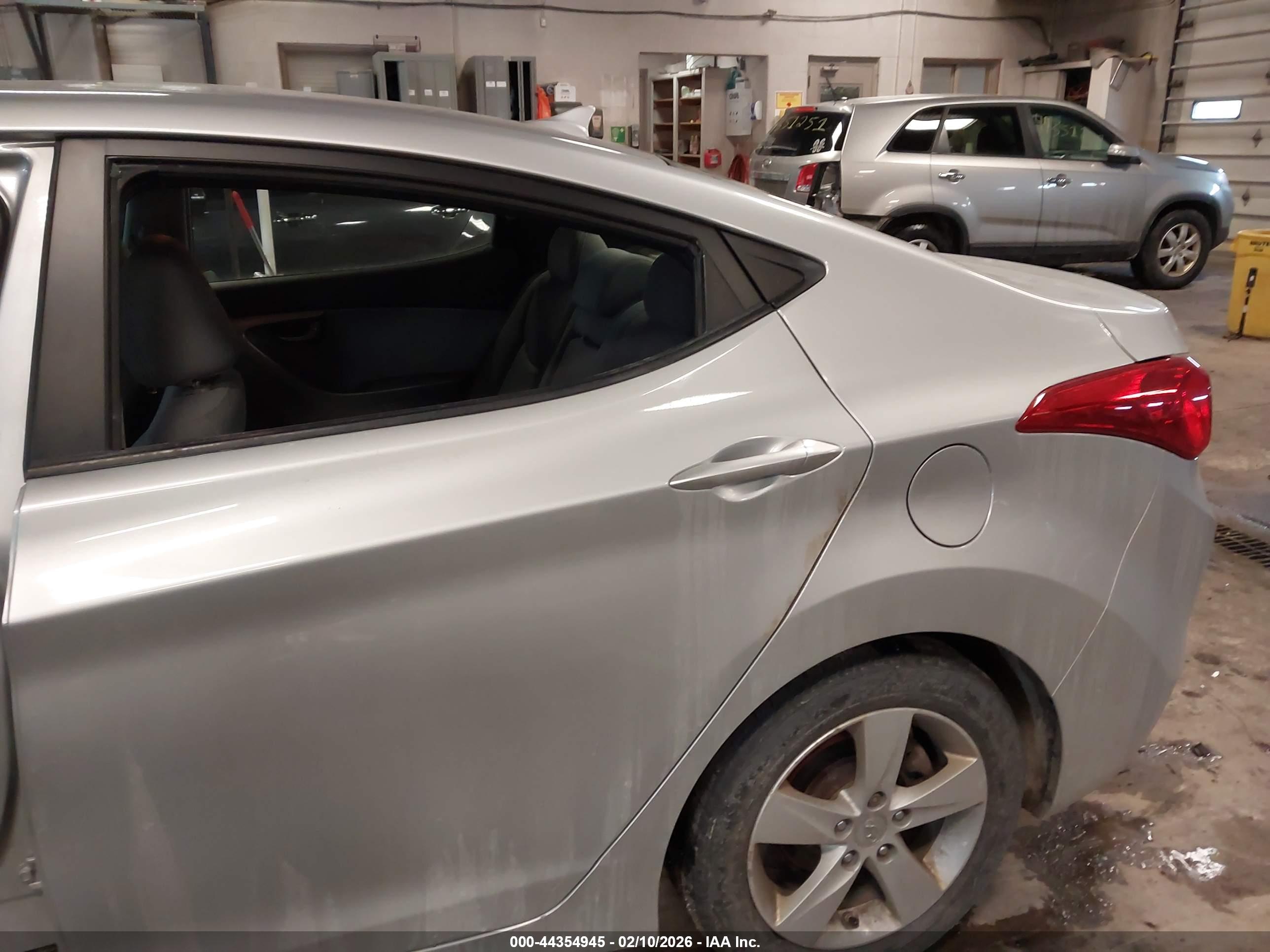 HYUNDAI ELANTRA image 6
