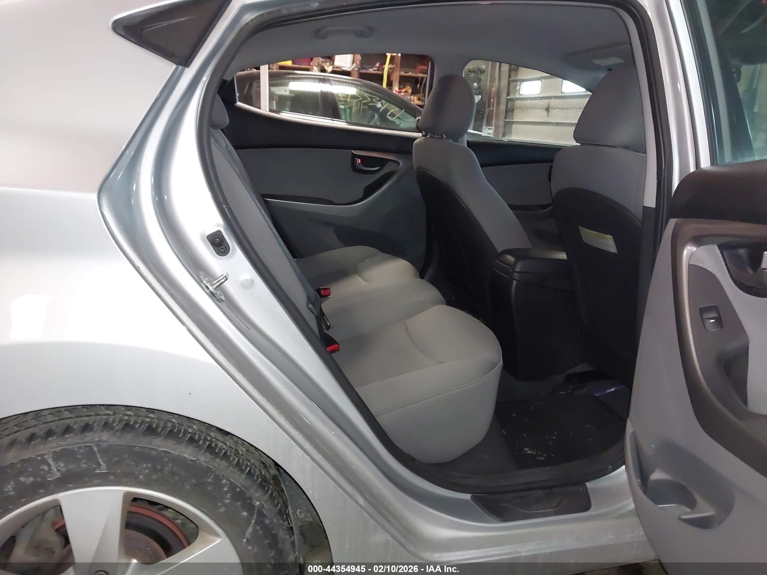 HYUNDAI ELANTRA image 8