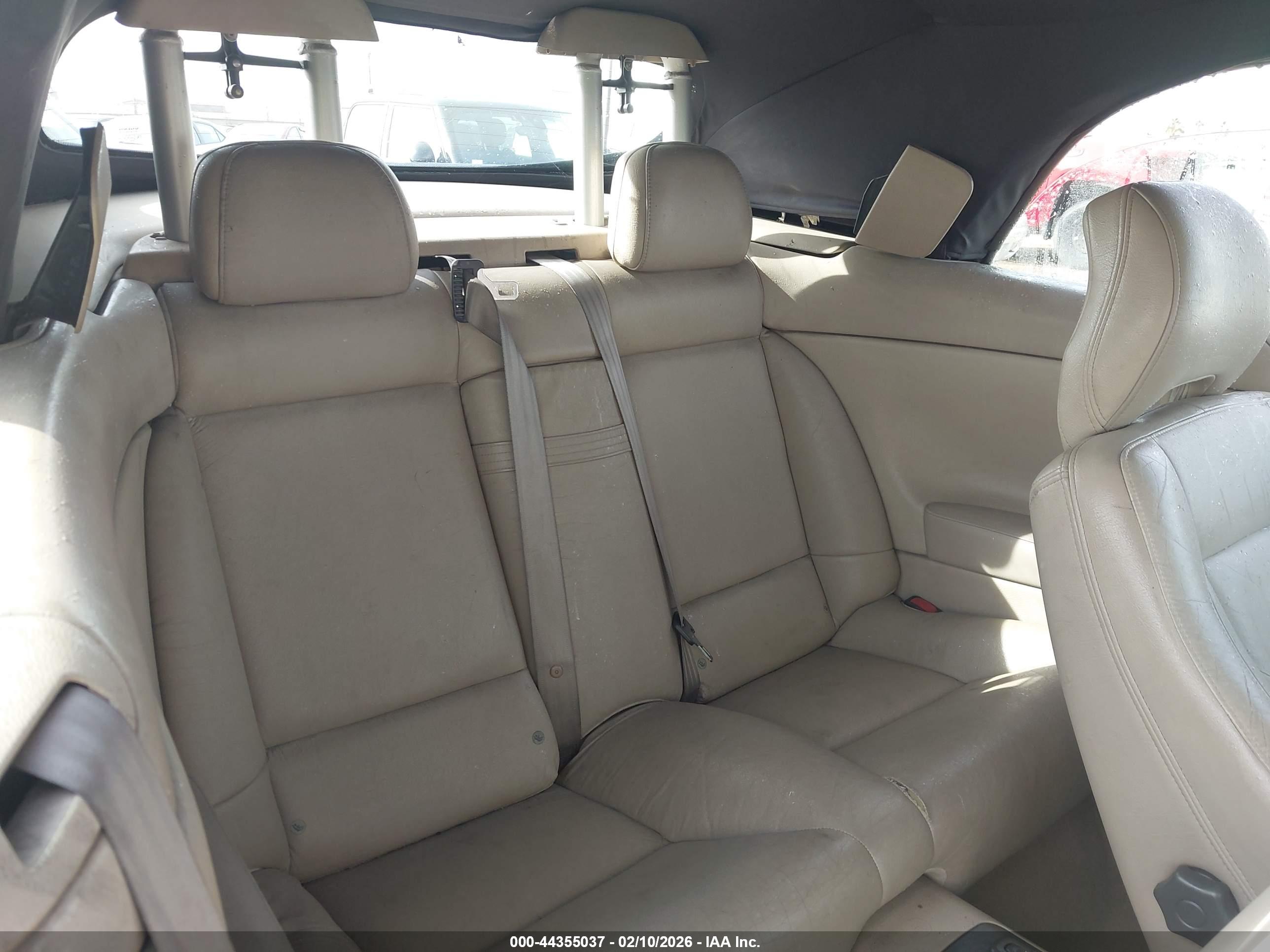 VOLVO C70 image 8