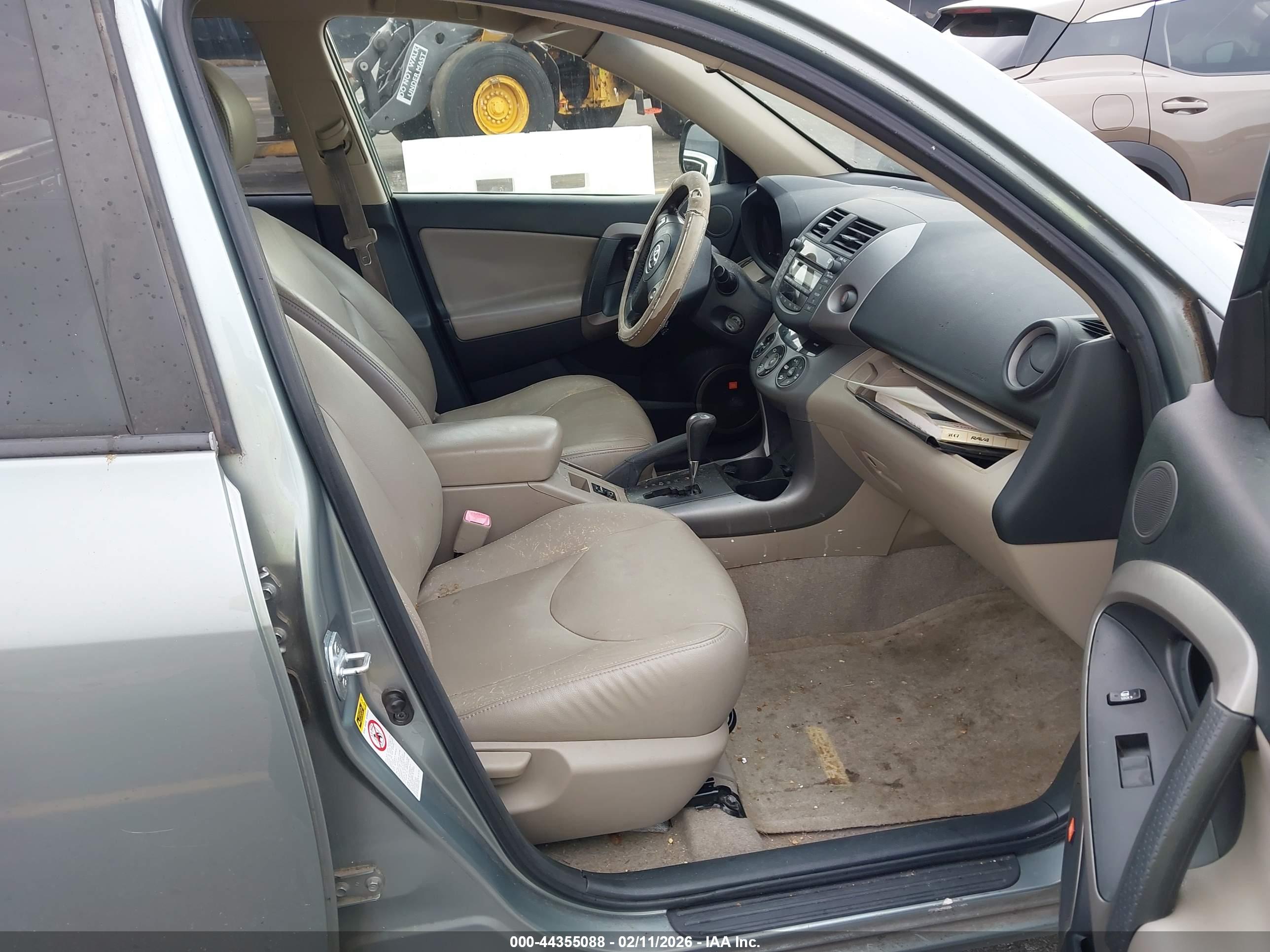 TOYOTA RAV4 image 5