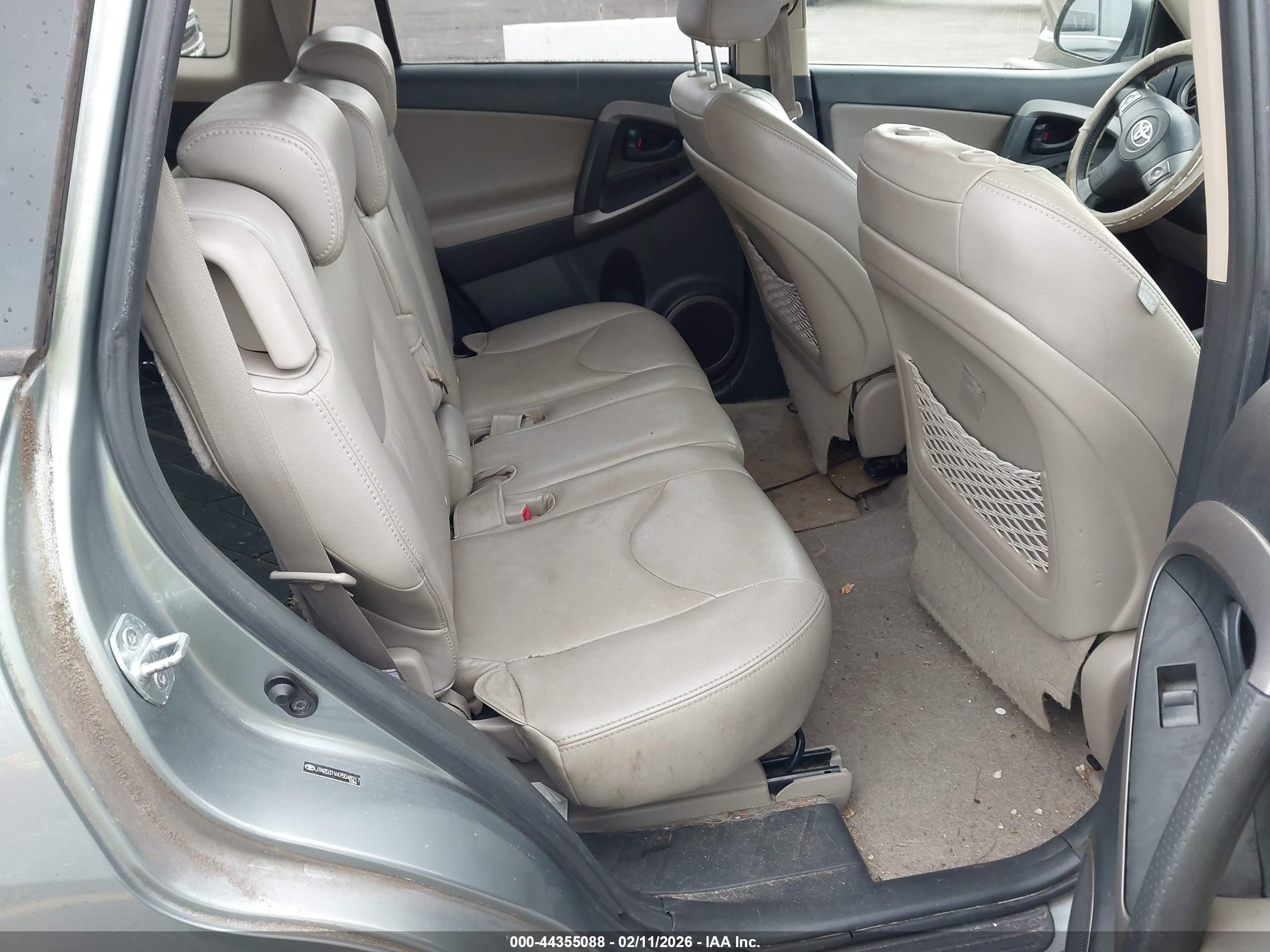 TOYOTA RAV4 image 8