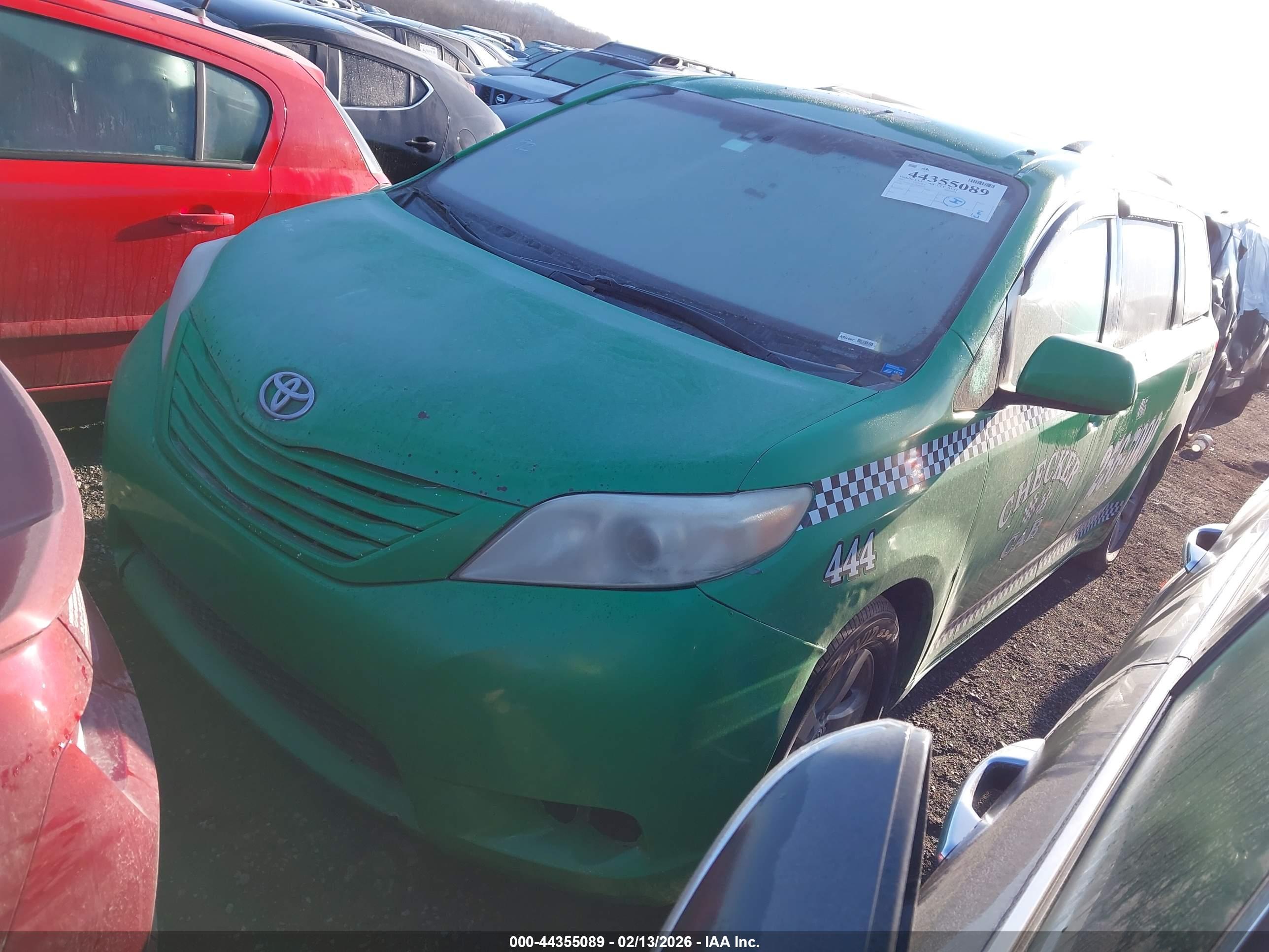 TOYOTA SIENNA image 2
