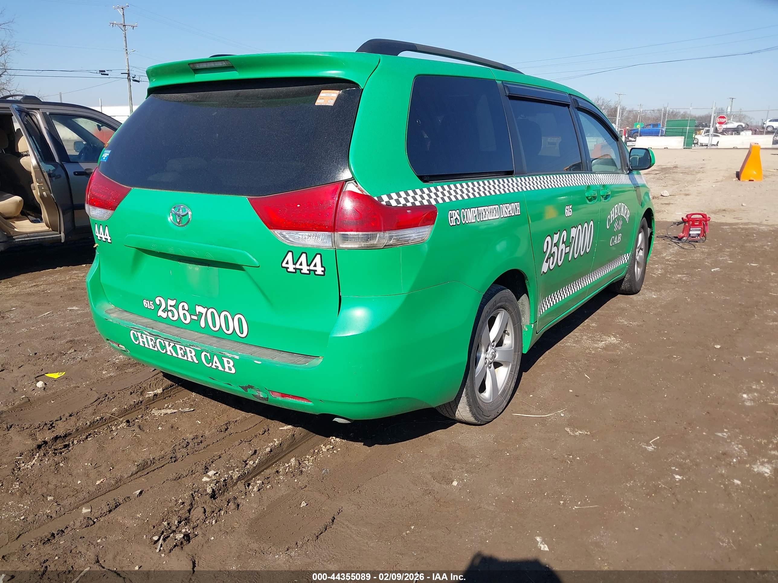 TOYOTA SIENNA image 4